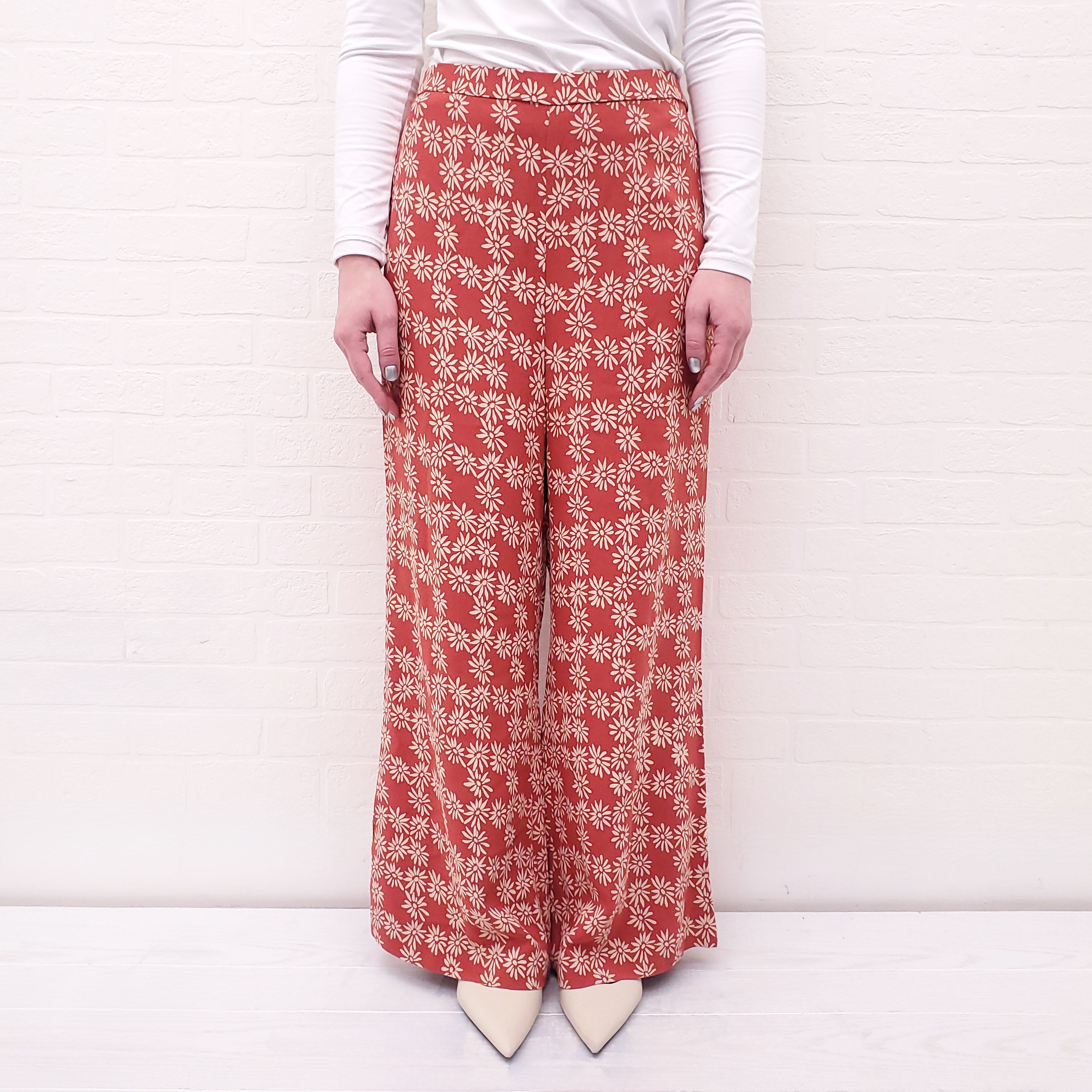 THE GREAT RED AND CREAM FLORAL TROUSERS - SIZE 30 (STRETCH WAISTBAND)