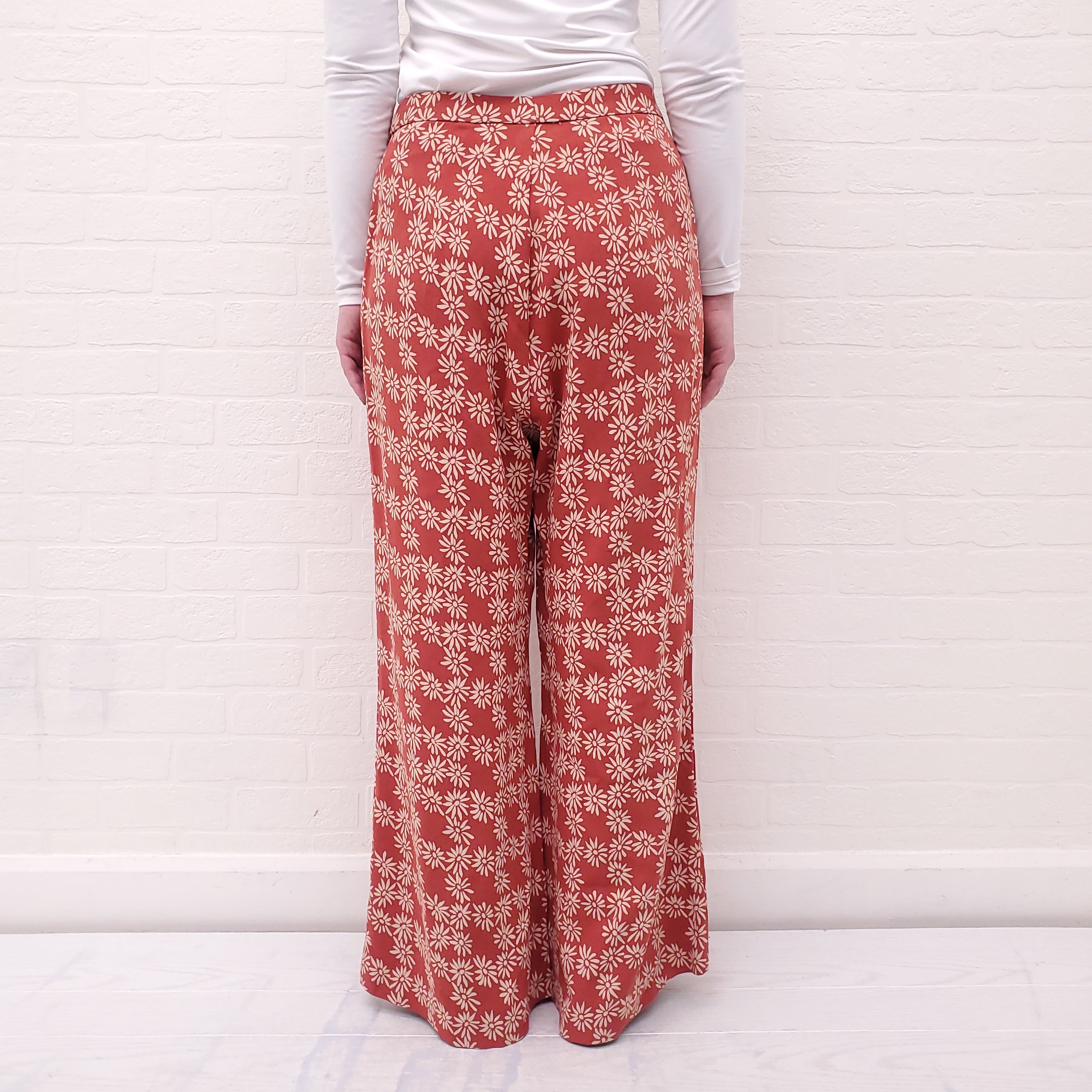 THE GREAT RED AND CREAM FLORAL TROUSERS - SIZE 30 (STRETCH WAISTBAND)