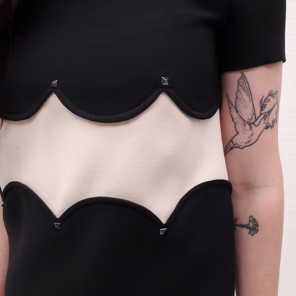 VALENTINO BLACK AND WHITE SCALLOPED DRESS WITH ROCKSTUD DETAILS - SIZE 40