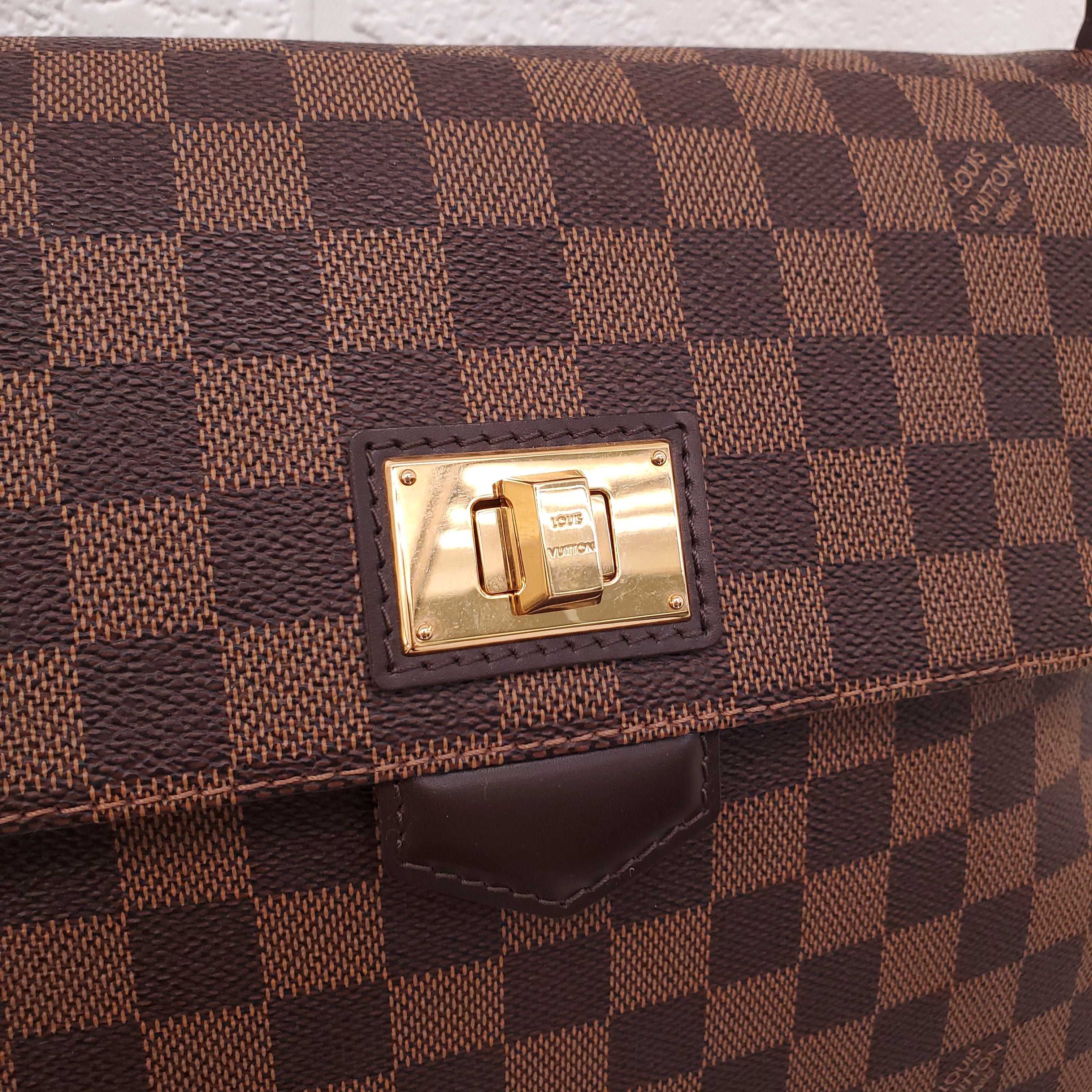 LOUIS VUITTON DAMIER EBENE BESACE ROSEBERY BAG WITH GOLD-TONE TWIST-LOCK CLOSURE