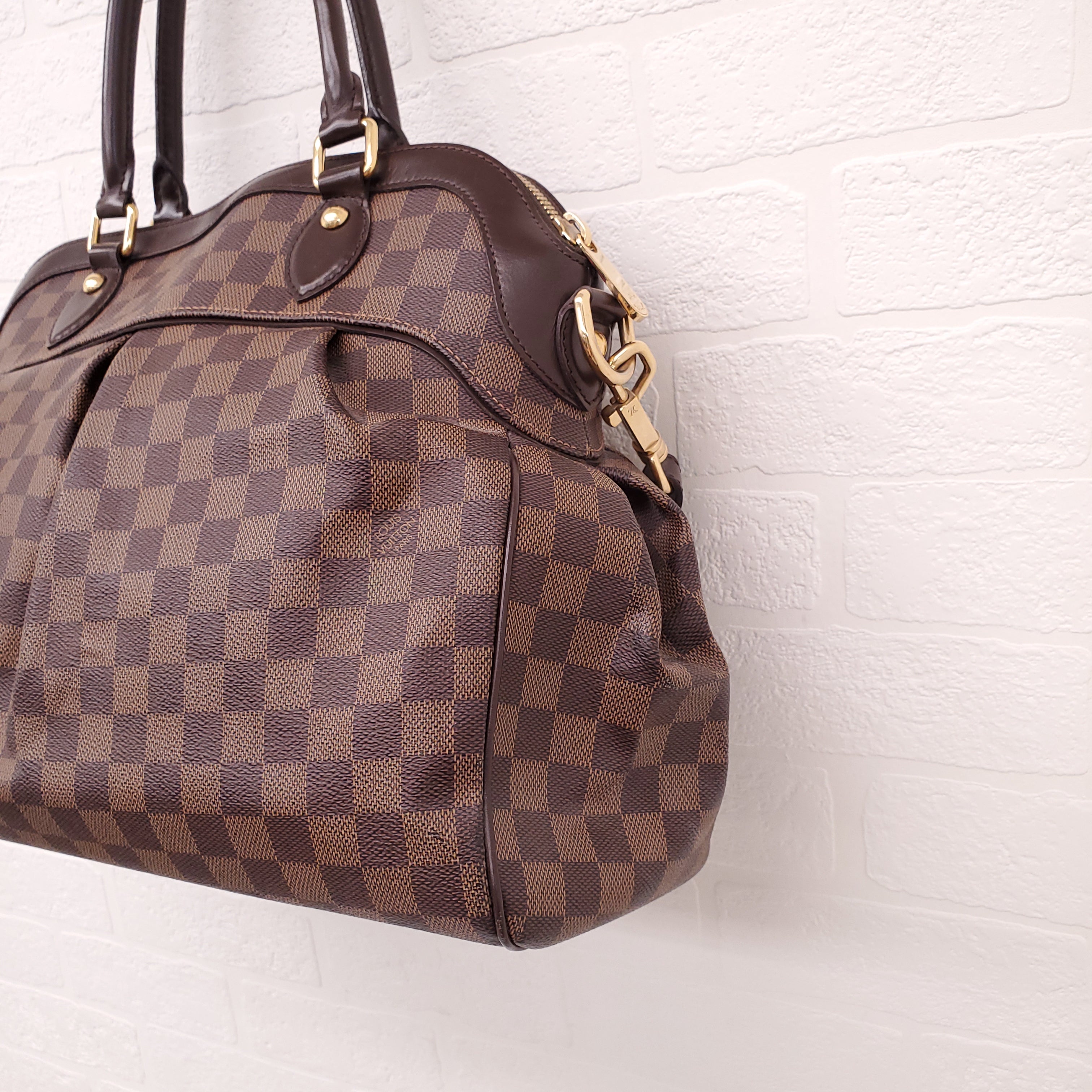 LOUIS VUITTON DAMIER EBENE TREVI PM BAG WITH BROWN LEATHER TRIM AND GOLD-TONE