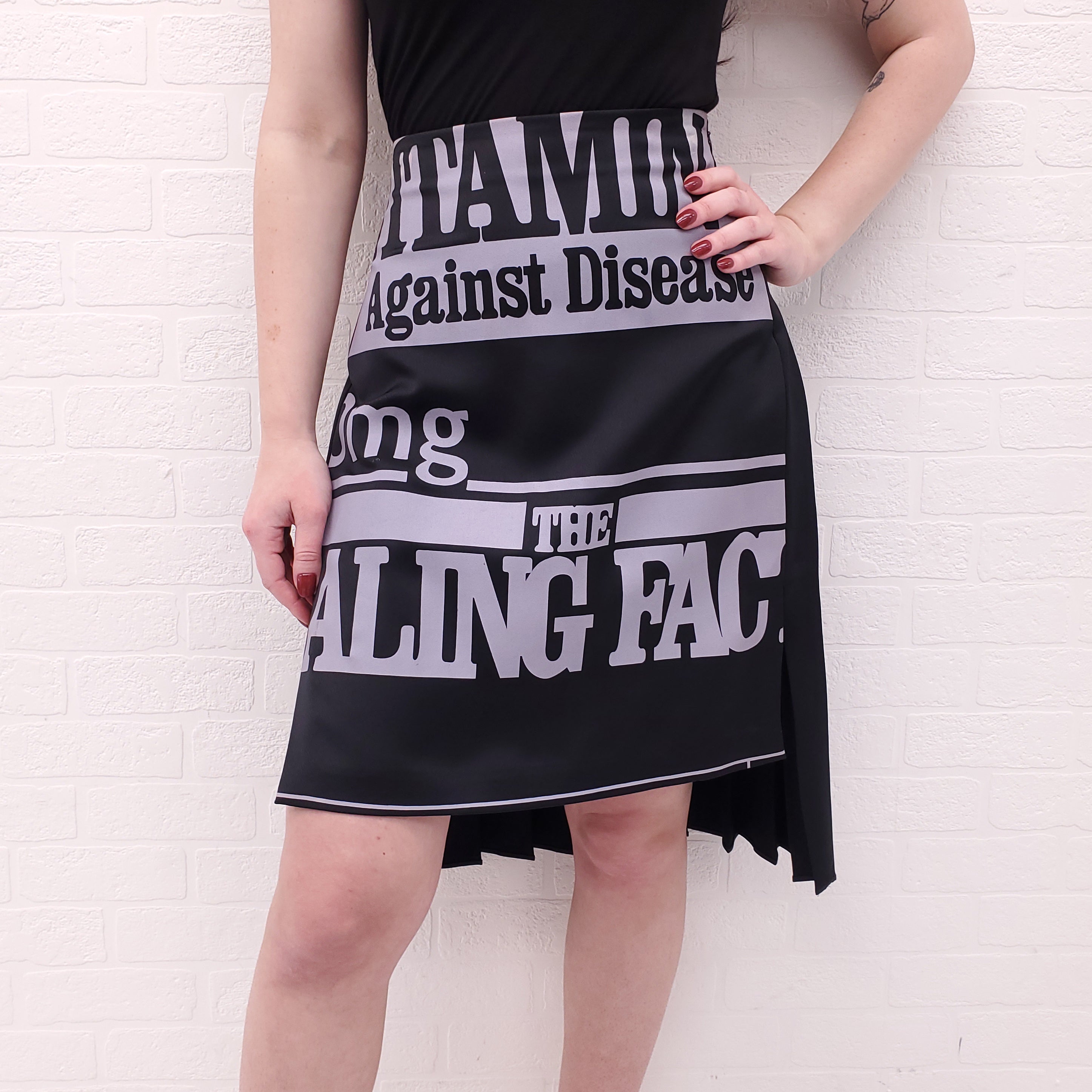 MAISON MARGIELA BLACK AND GREY GRAPHIC PLEATED SKIRT - SIZE 36