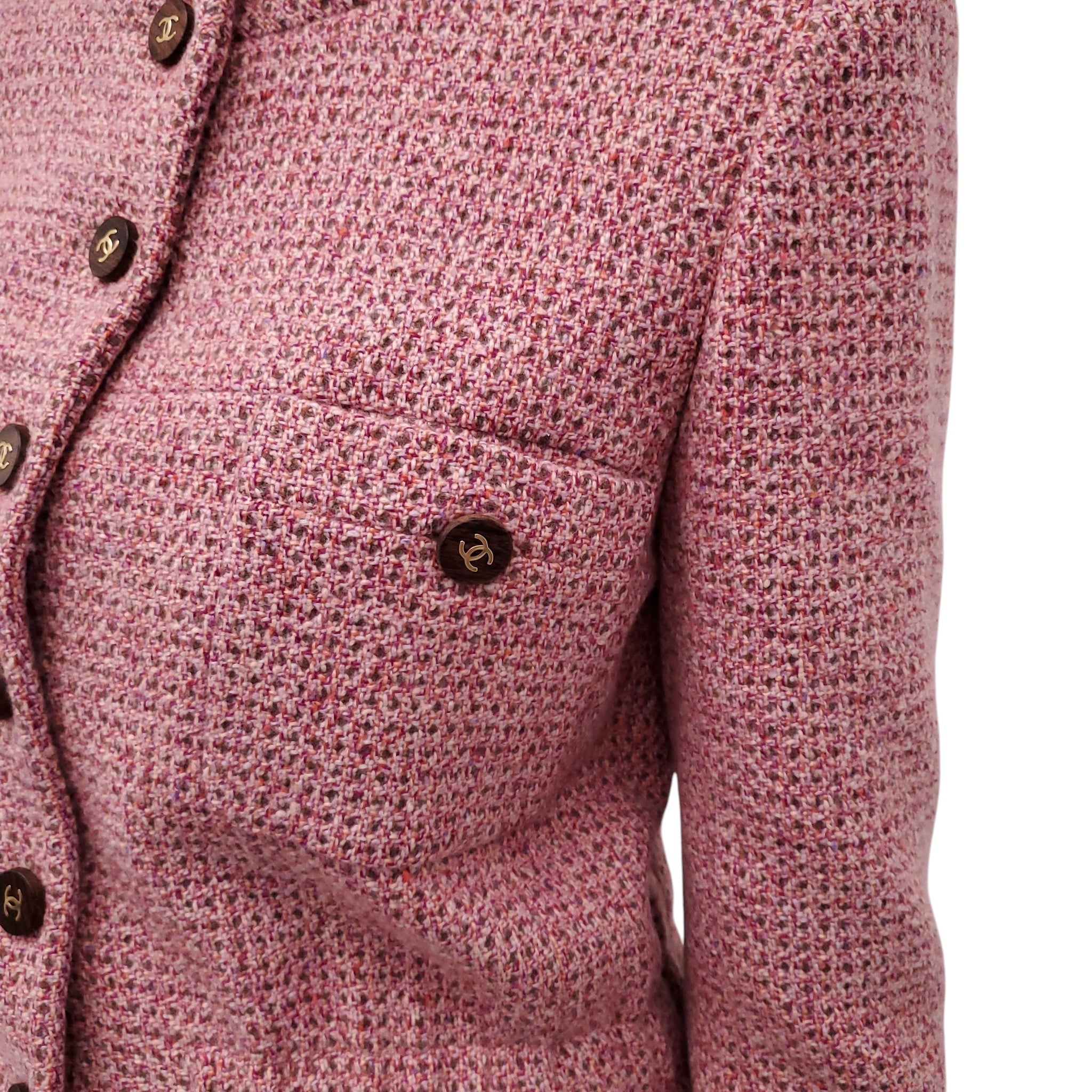 CHANEL 2001 ROSE PINK TWEED SUIT WITH WOOD LOGO BUTTONS - SIZE 40
