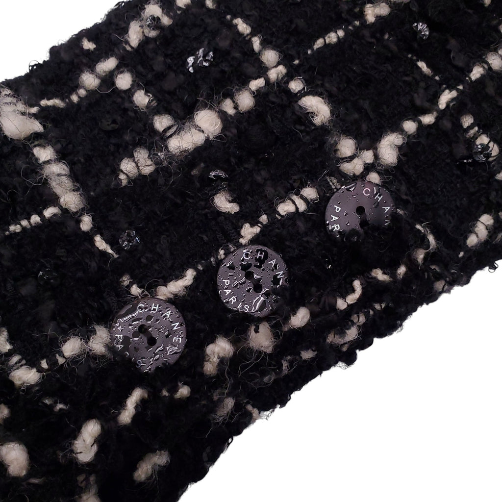 CHANEL CRUISE 2003 BLACK AND WHITE HOUNDSTOOTH TWEED SUIT WITH SEQUIN DETAILS - SIZE 40