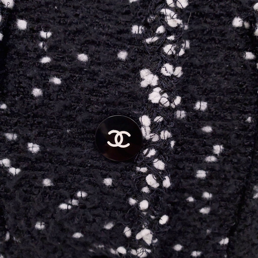 CHANEL F/W 1995 BLACK AND WHITE TWEED JACKET WITH LOGO BUTTONS - SIZE 40