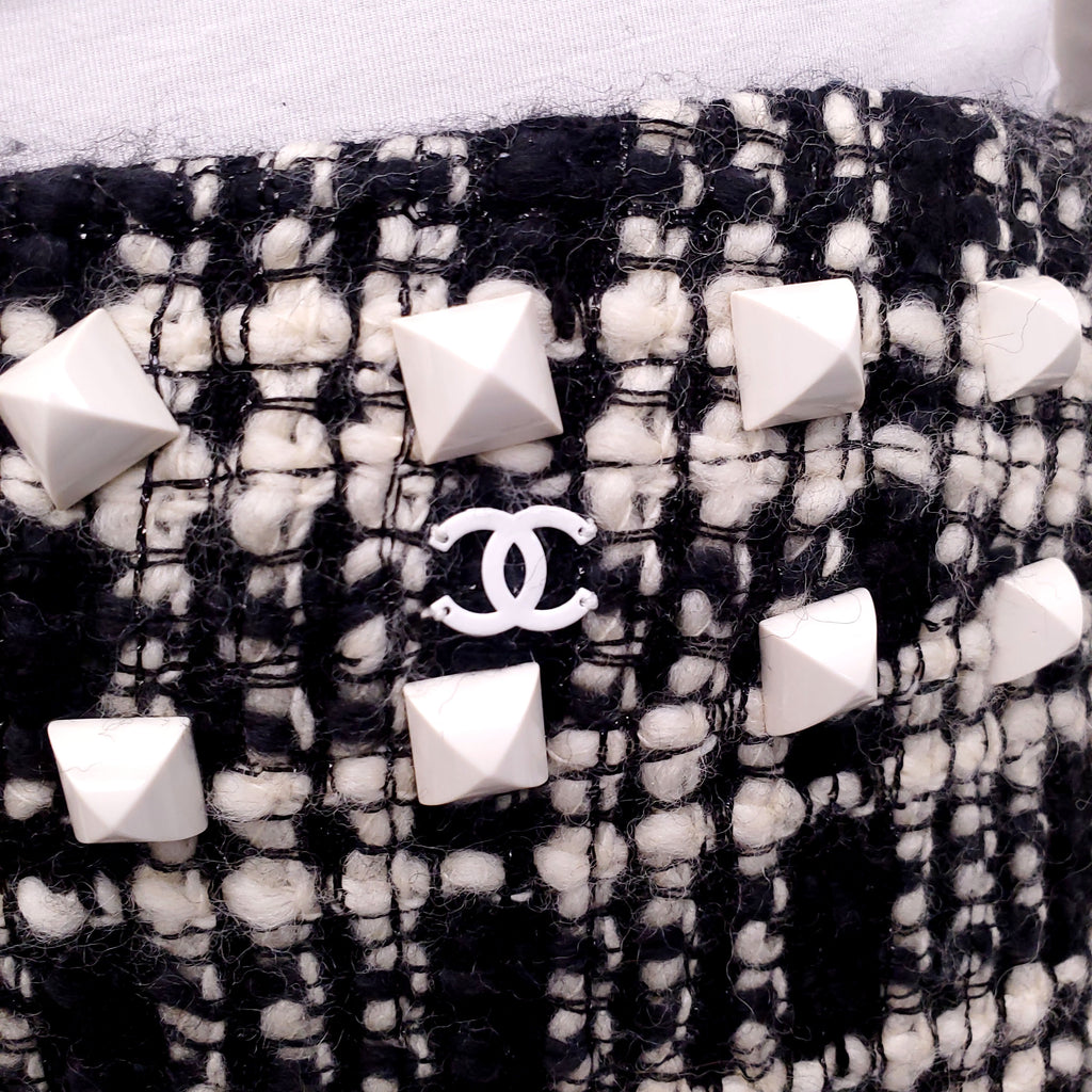 CHANEL CREAM AND BLACK METALLIC TWEED SUIT WITH STUDDED DETAIL - SIZE 38/40