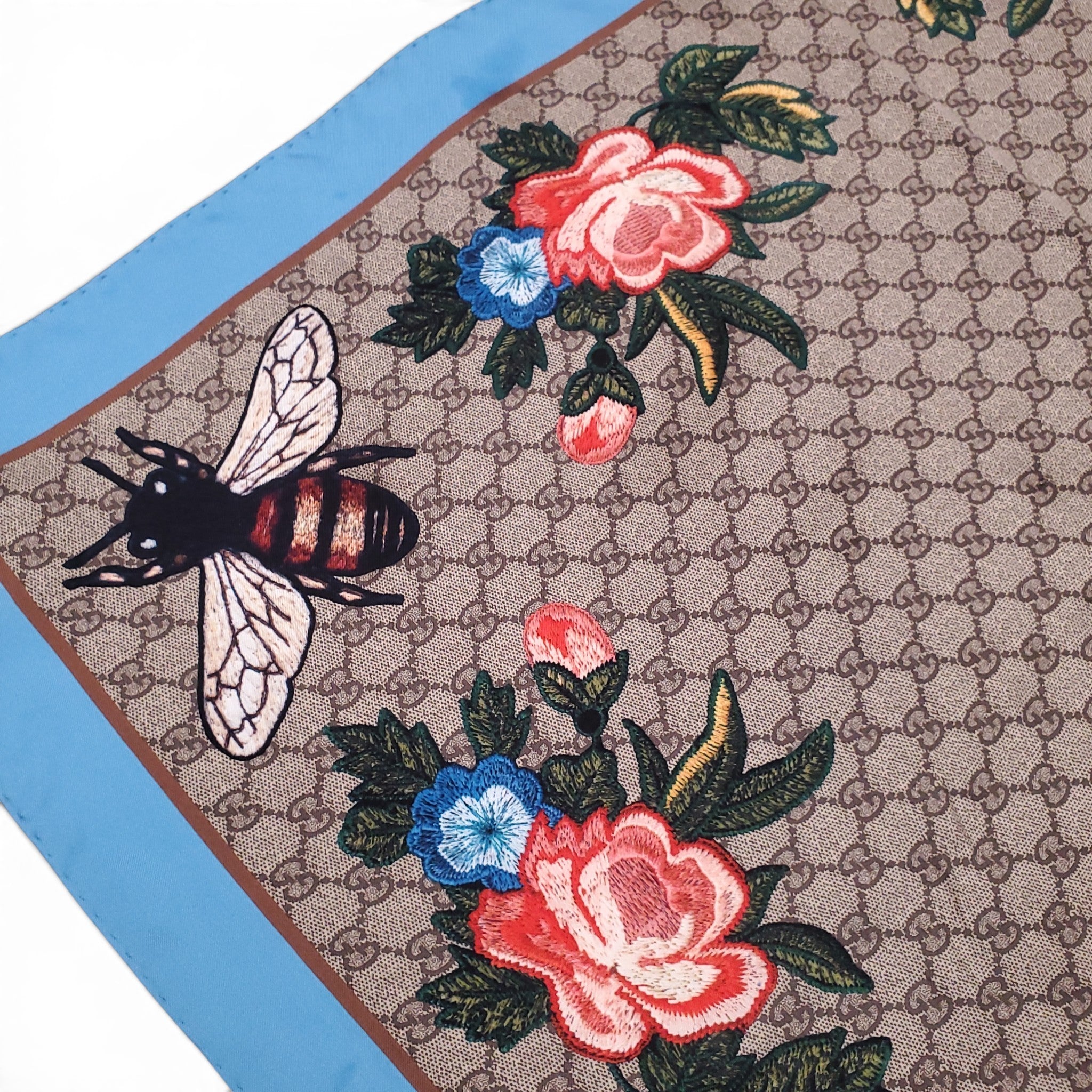 GUCCI MONOGRAM FLOWER AND BEE PATTERNED SILK SCARF