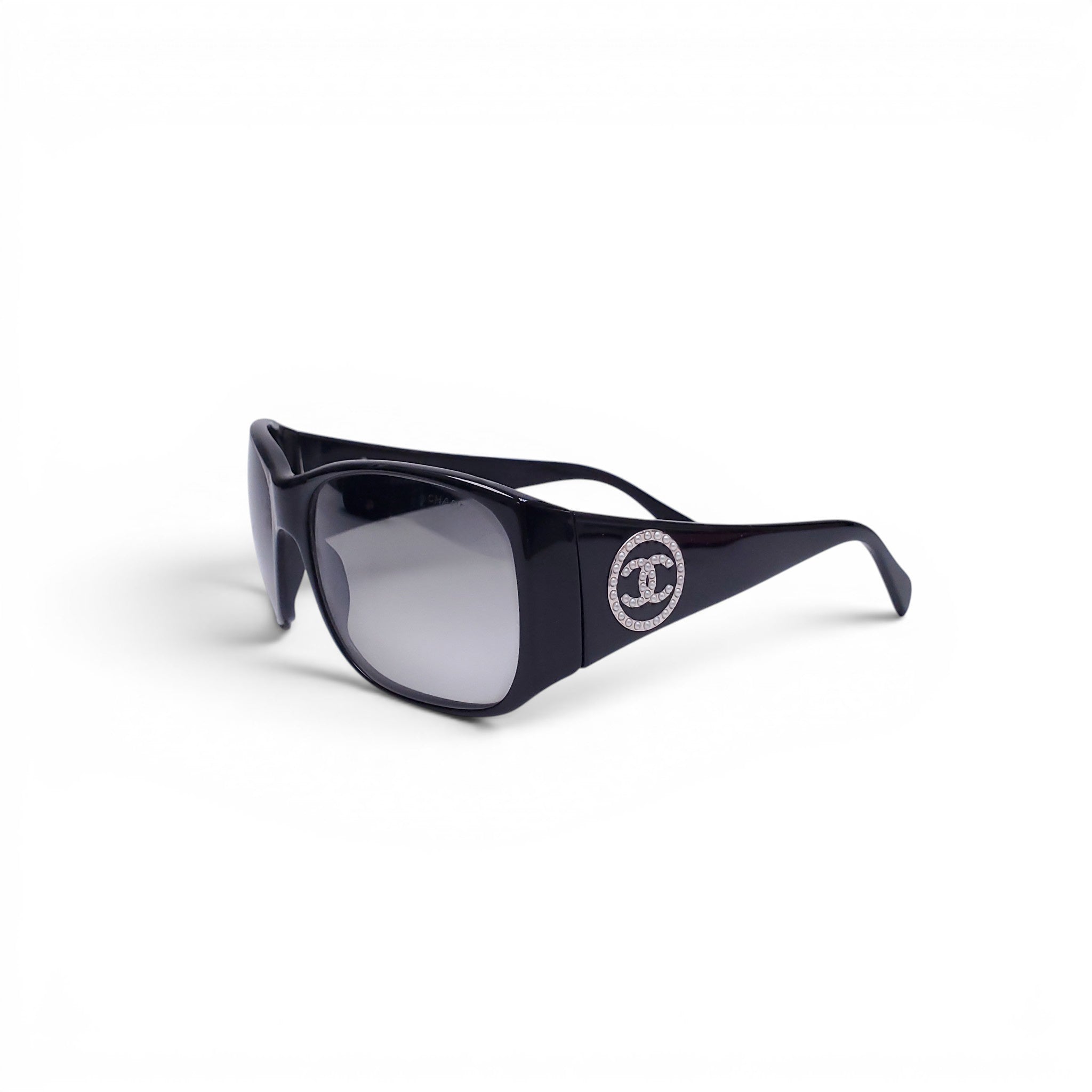 CHANEL BLACK SUNGLASSES WITH PEARL CC LOGO DETAIL