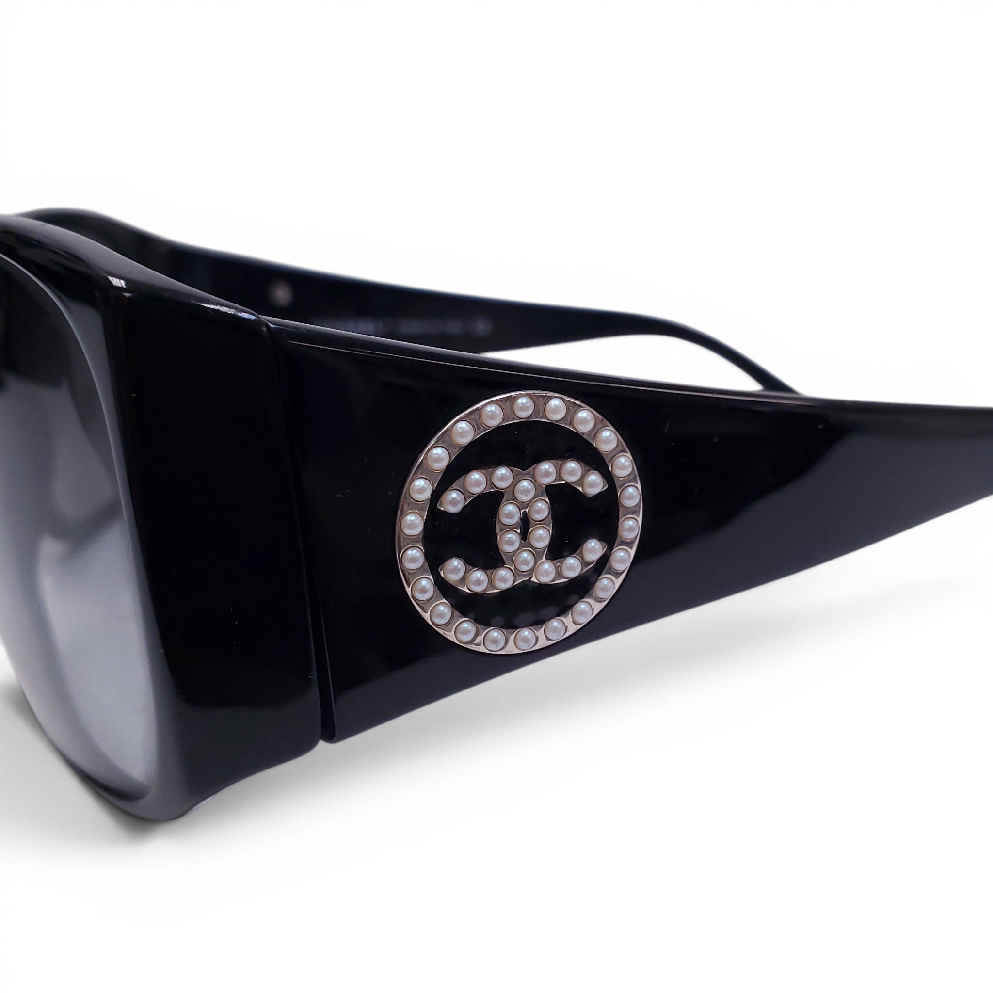 CHANEL BLACK SUNGLASSES WITH PEARL CC LOGO DETAIL