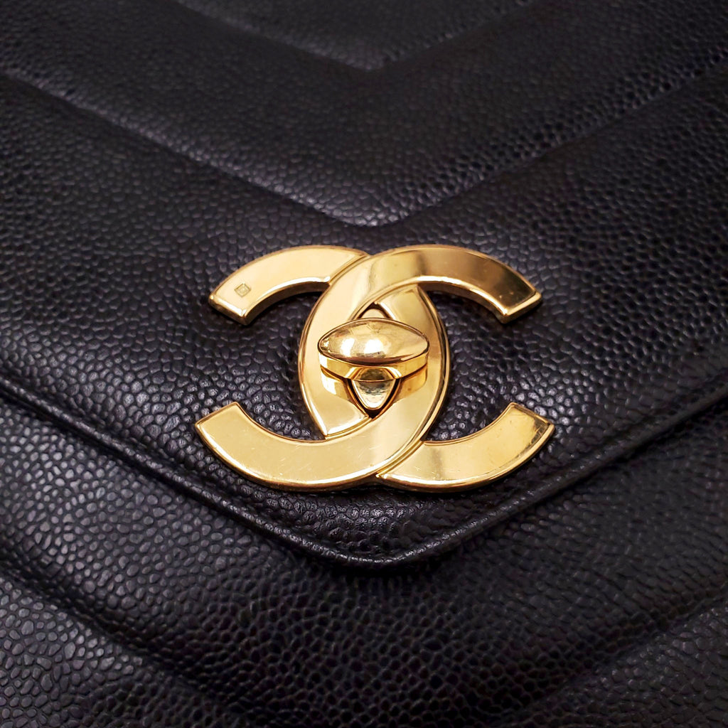 CHANEL VINTAGE CAVIAR SHOULDER BAG WITH CC GOLD LOGO