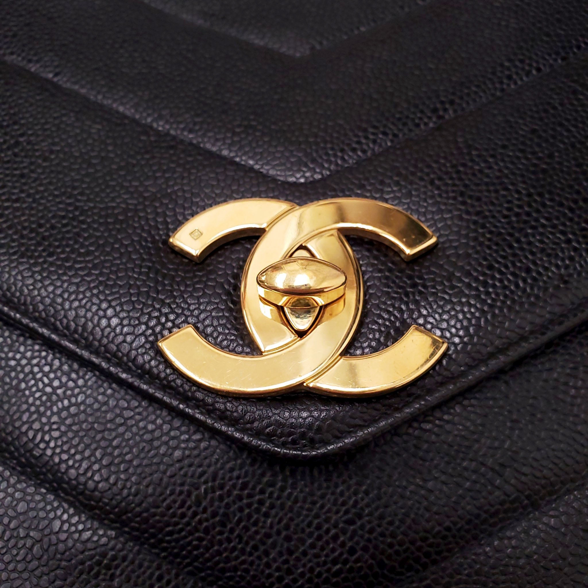 CHANEL VINTAGE CAVIAR SHOULDER BAG WITH CC GOLD LOGO