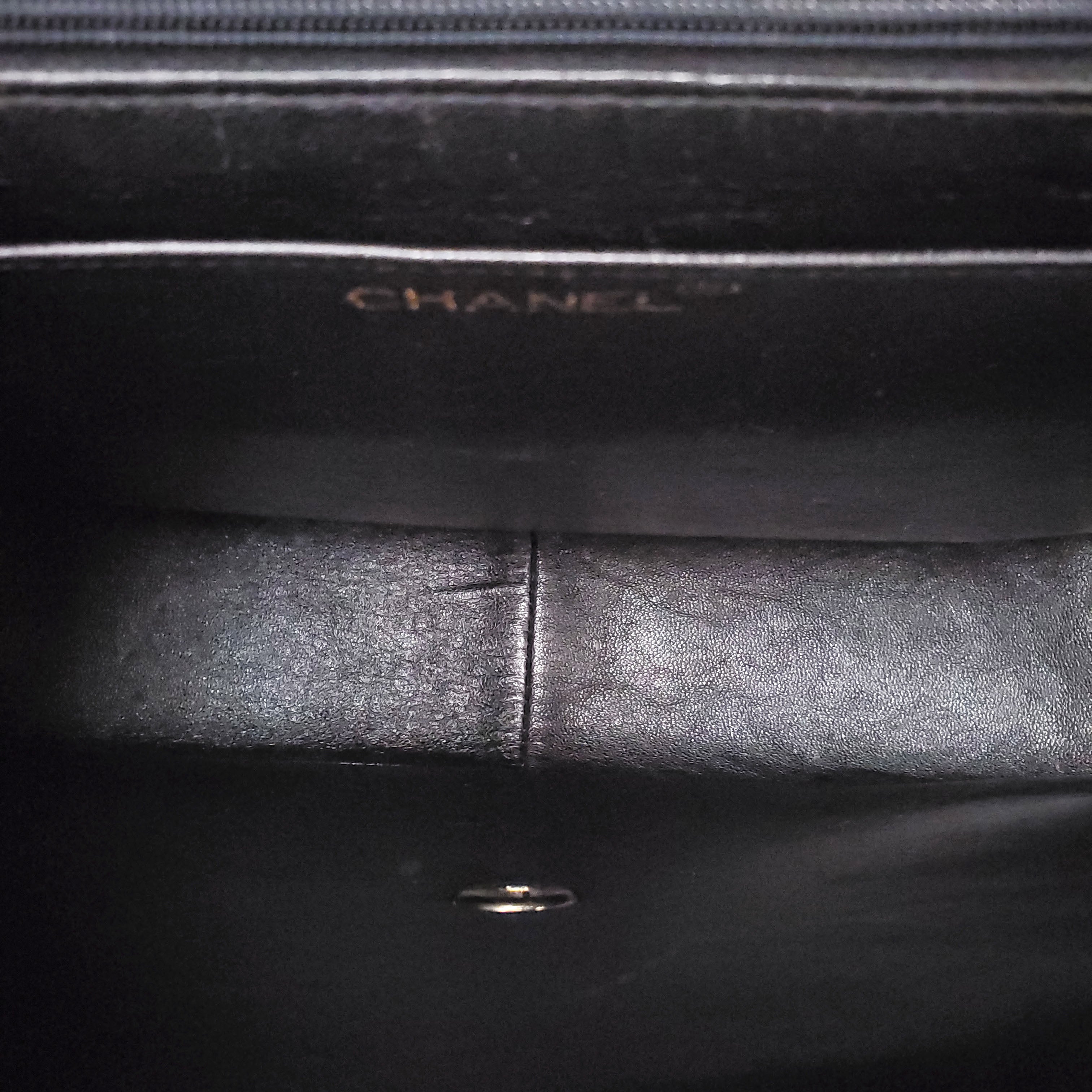CHANEL VINTAGE CAVIAR SHOULDER BAG WITH CC GOLD LOGO