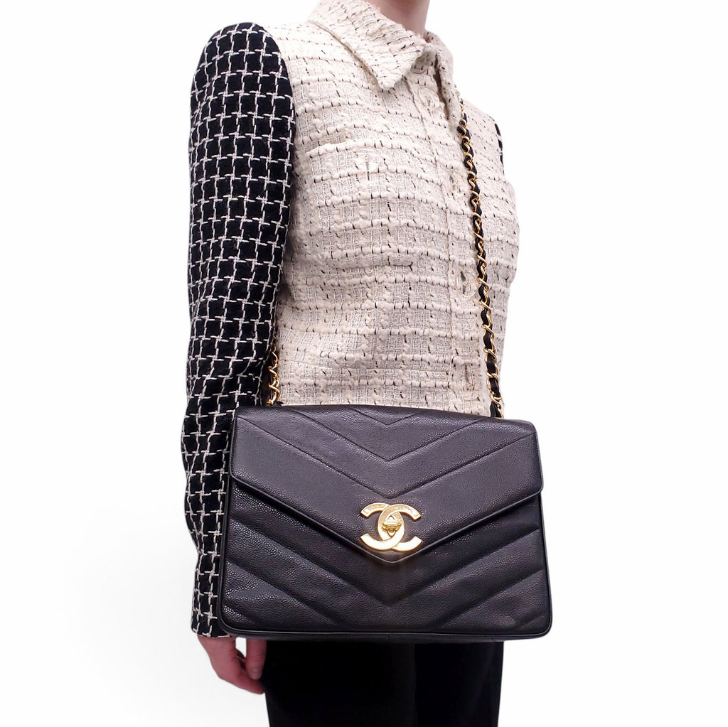 CHANEL VINTAGE CAVIAR SHOULDER BAG WITH CC GOLD LOGO
