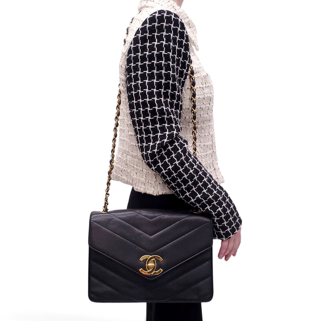 CHANEL VINTAGE CAVIAR SHOULDER BAG WITH CC GOLD LOGO
