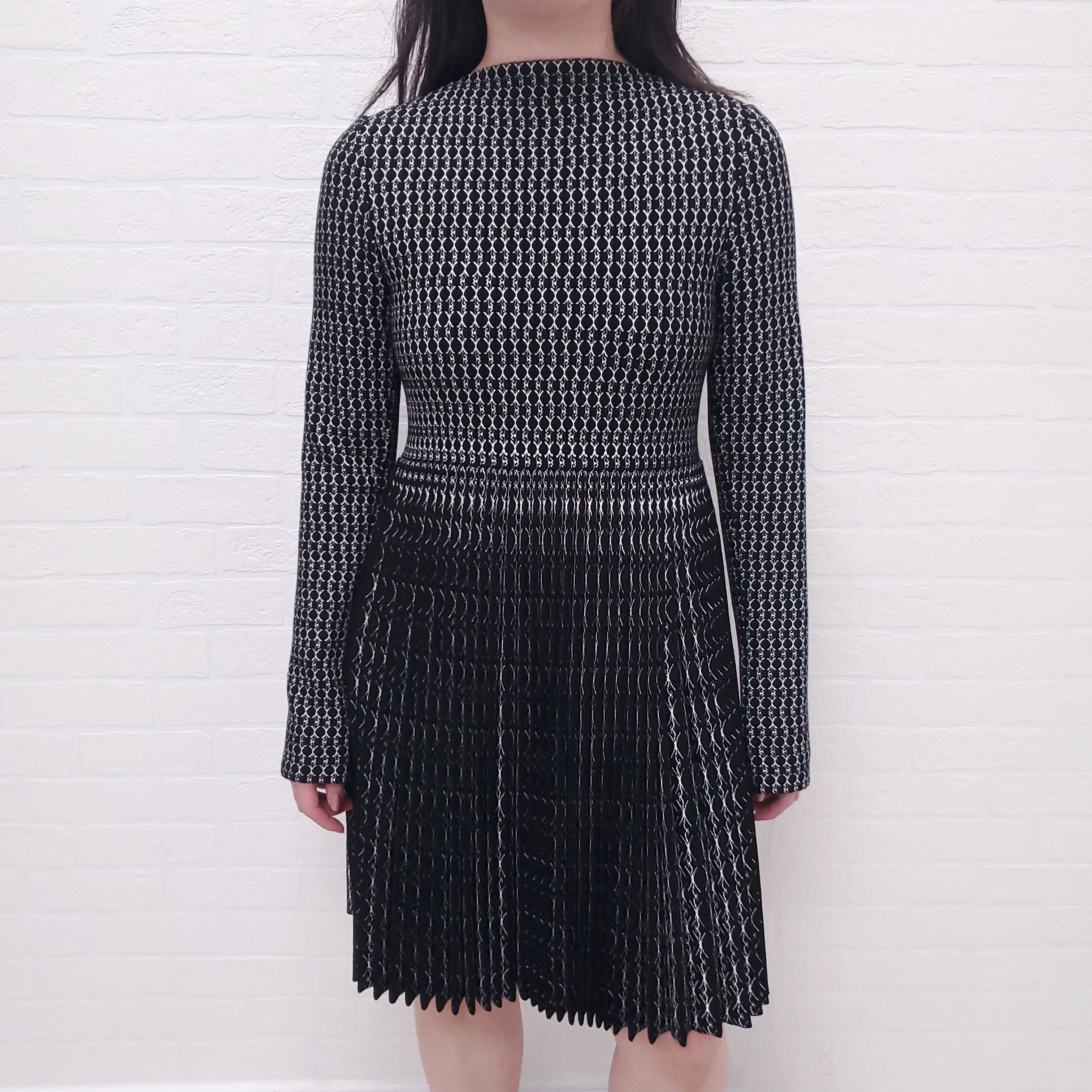 ALAÏA BLACK AND WHITE RUNWAY LONG SLEEVE PLEATED DRESS - SIZE 42