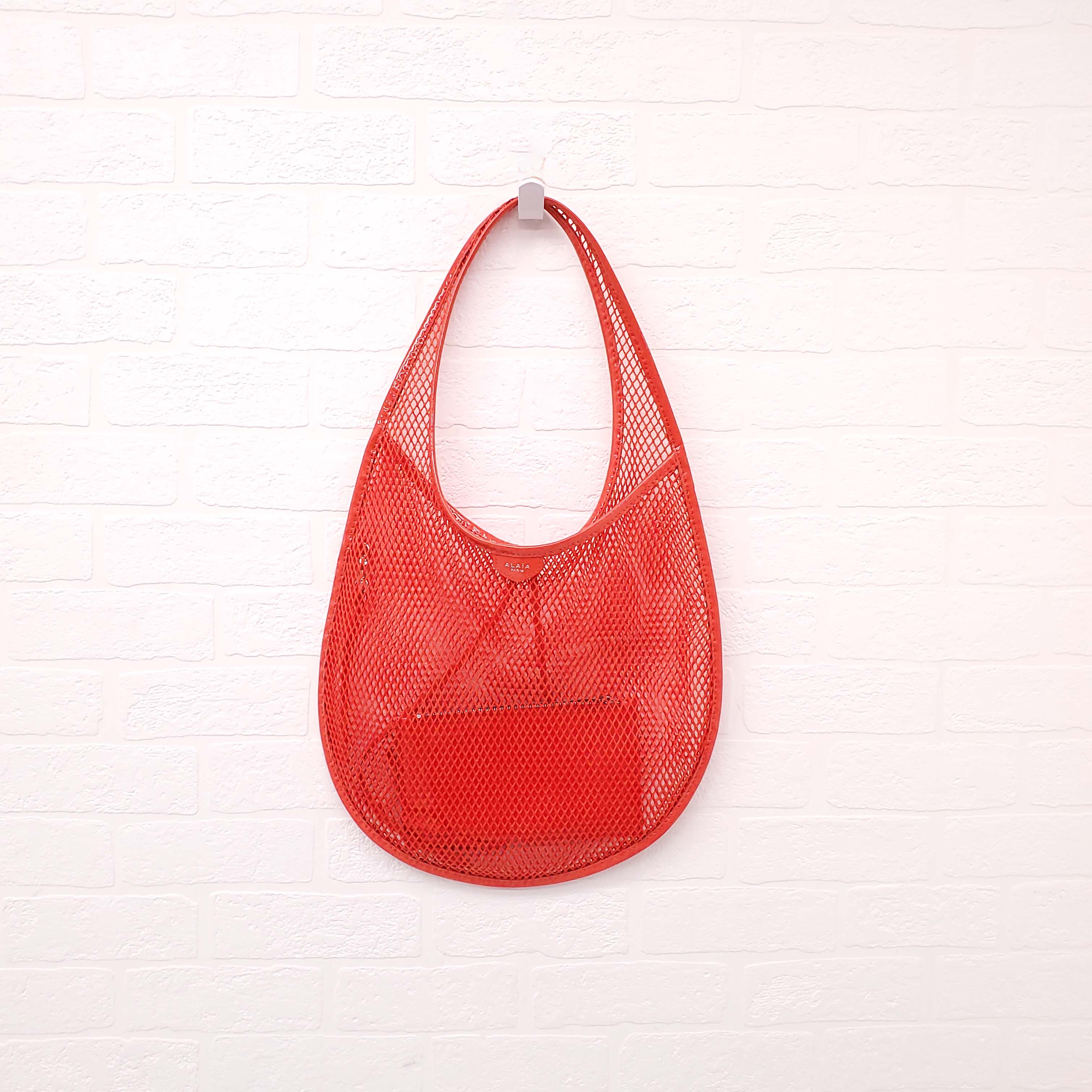 ALAÏA ONE PIECE MEDIUM MESH TOTE BAG IN RED