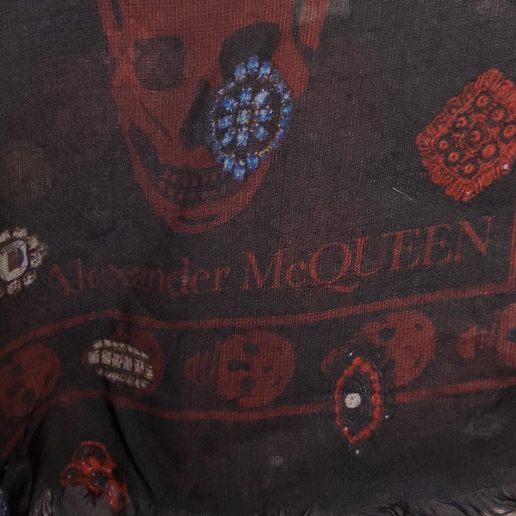 ALEXANDER MCQUEEN GREY AND RED SKULL SCARF
