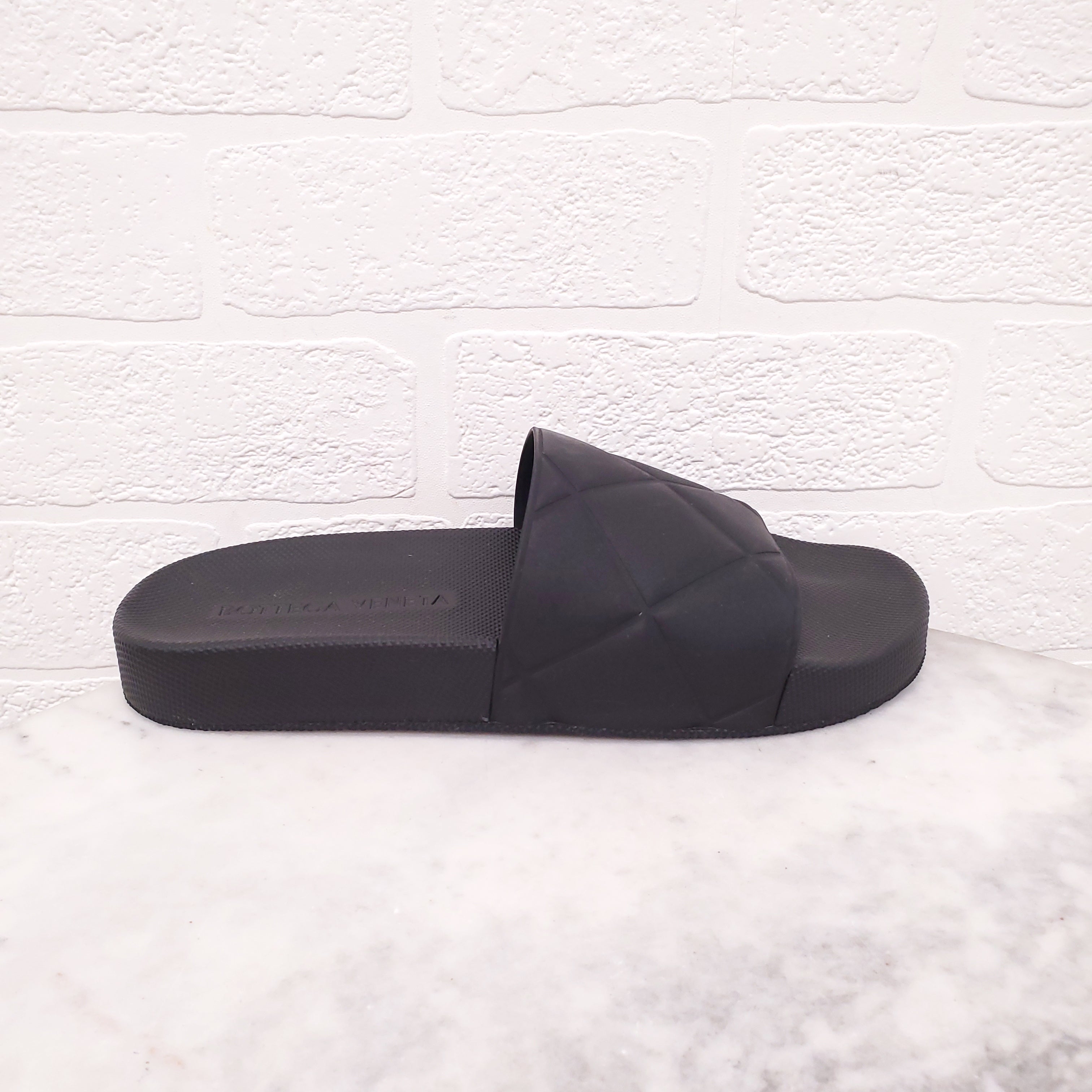 BOTTEGA VENETA BLACK SLIDES - SIZE 38