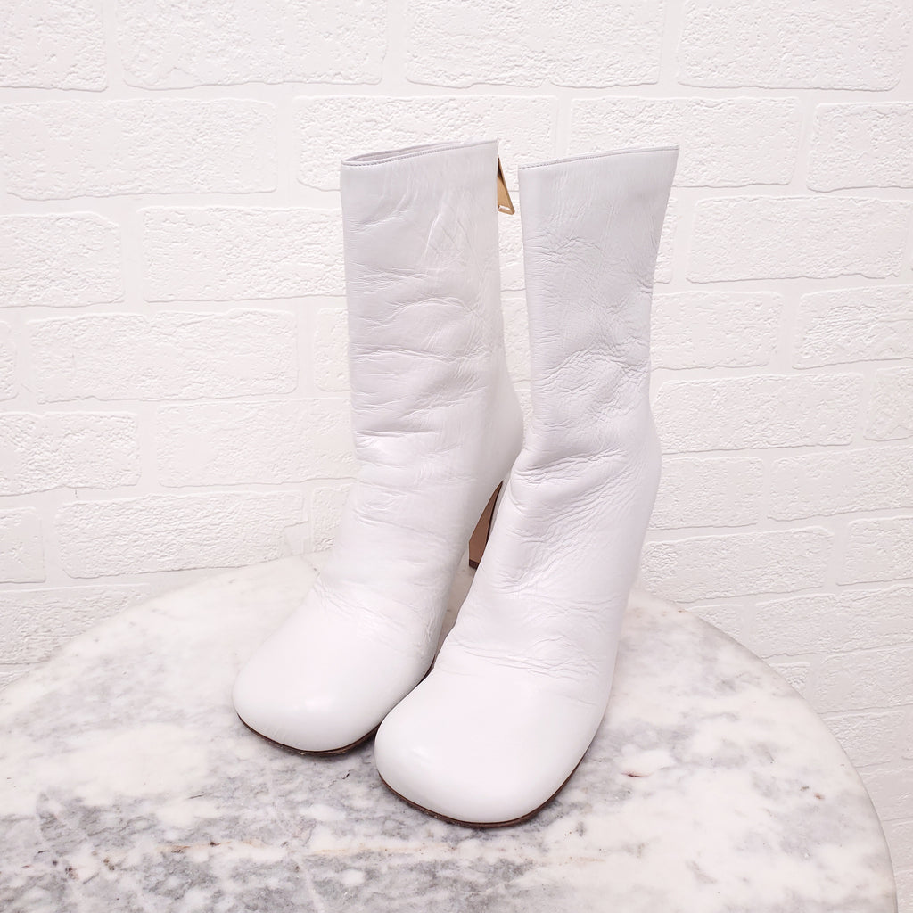BOTTEGA VENETA WHITE LEATHER SQUARE TOE BOOTIES WITH ZIPPER DETAIL - SIZE 40