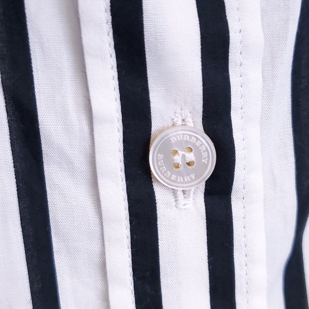 BURBERRY WHITE AND BLACK POLKA DOT AND STRIPED BLOUSE WITH TIE DETAIL - SIZE 6