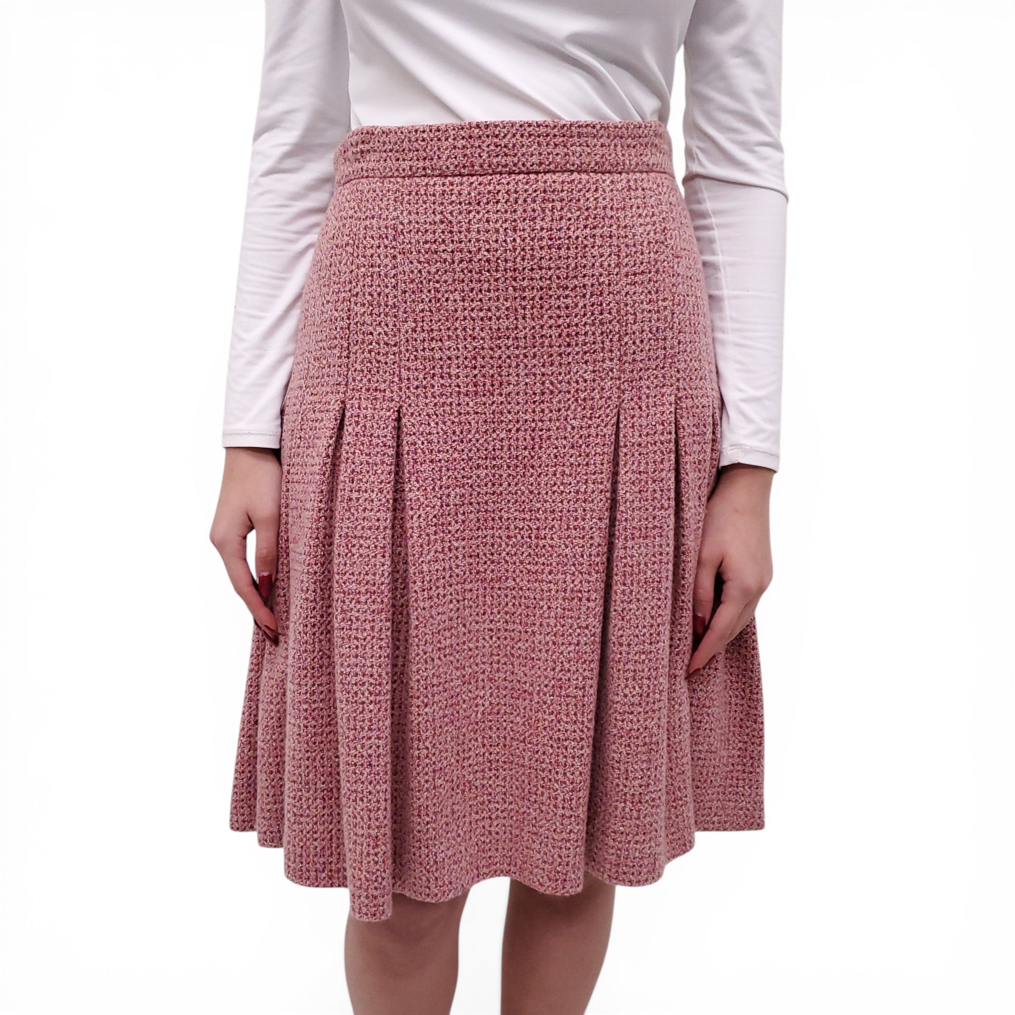 CHANEL 2001 ROSE PINK TWEED SUIT WITH WOOD LOGO BUTTONS - SIZE 40