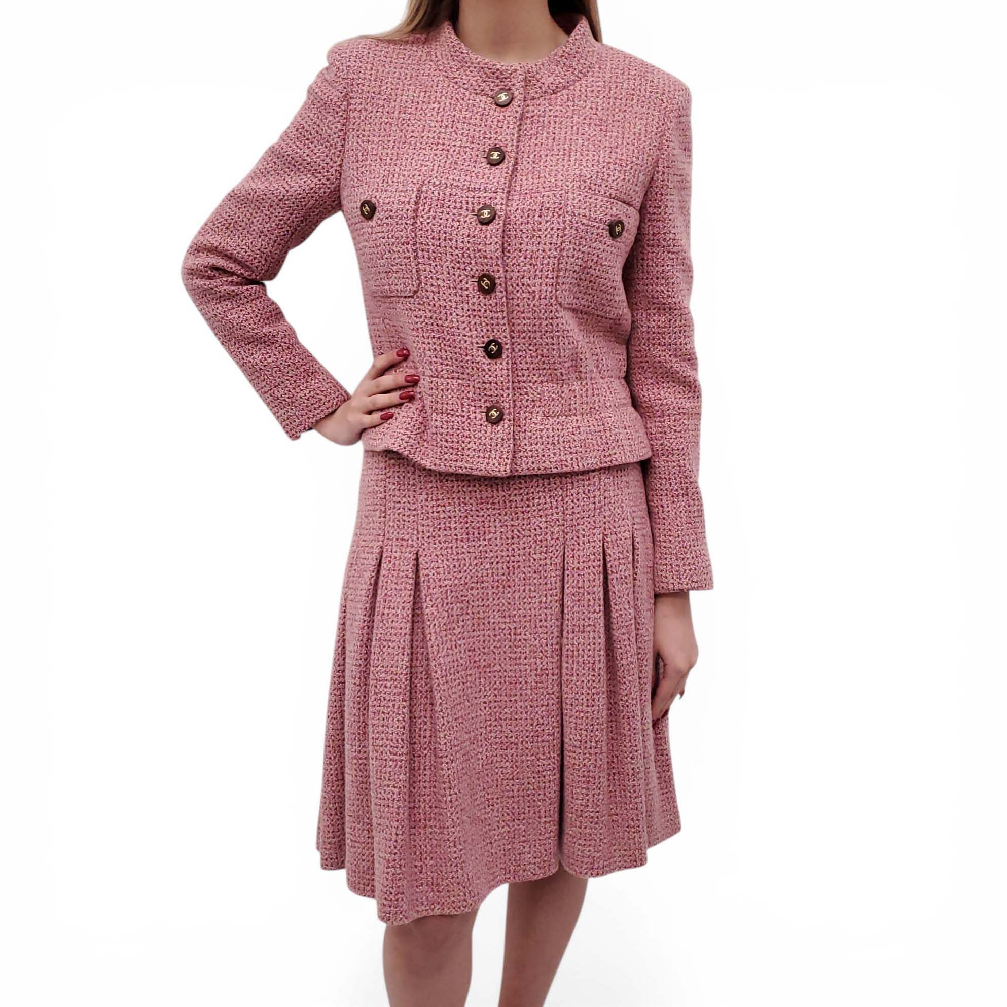 CHANEL 2001 ROSE PINK TWEED SUIT WITH WOOD LOGO BUTTONS - SIZE 40