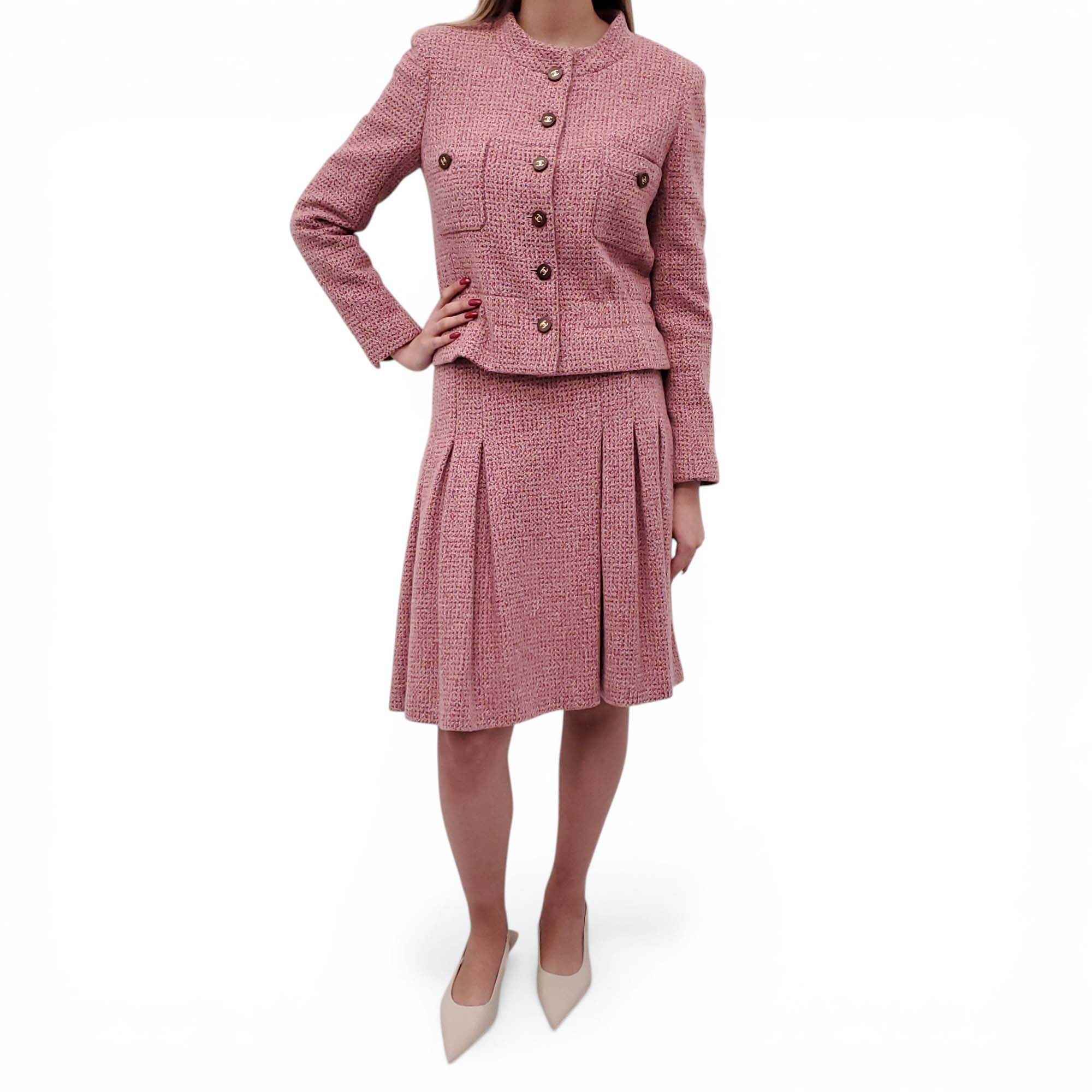 CHANEL 2001 ROSE PINK TWEED SUIT WITH WOOD LOGO BUTTONS - SIZE 40