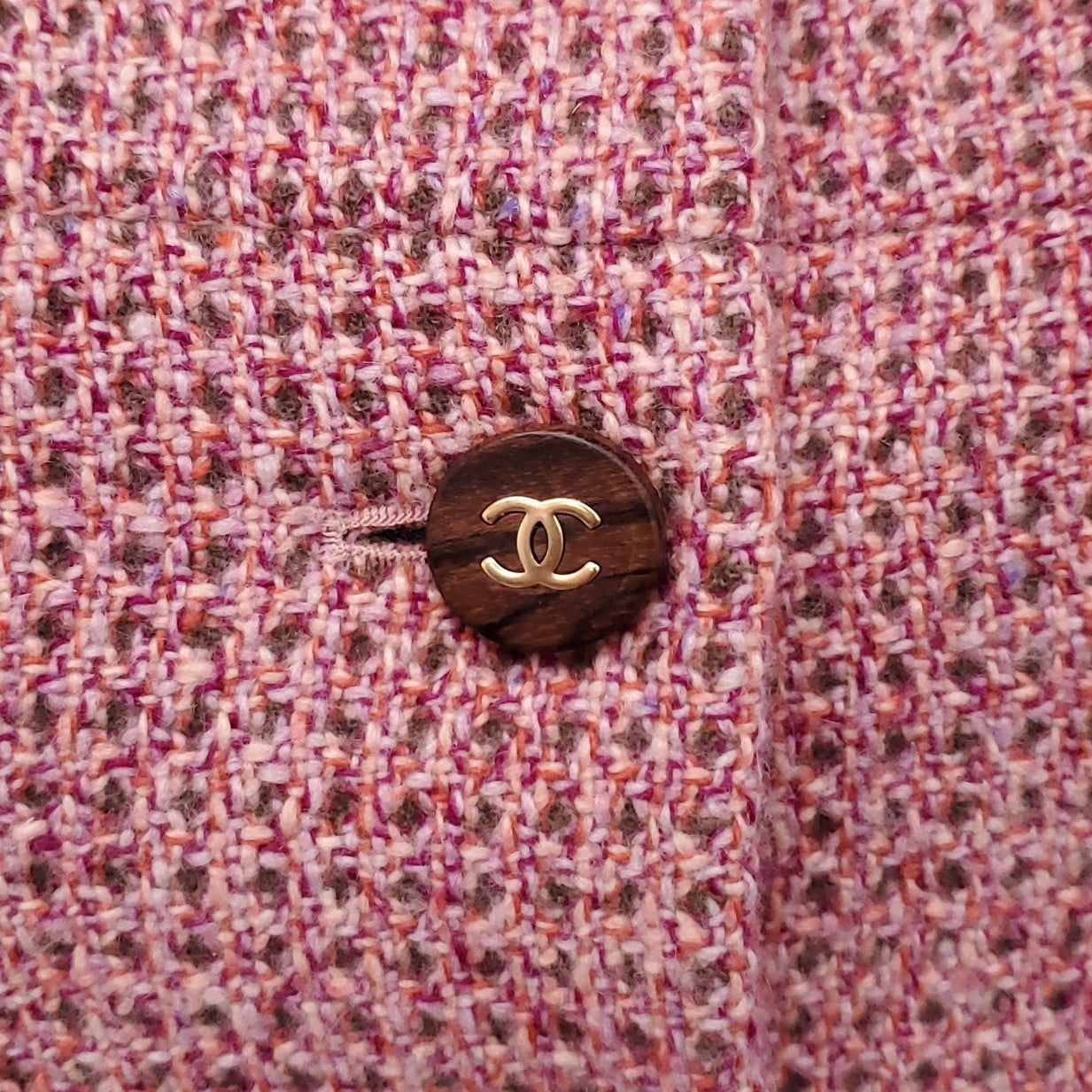 CHANEL 2001 ROSE PINK TWEED SUIT WITH WOOD LOGO BUTTONS - SIZE 40