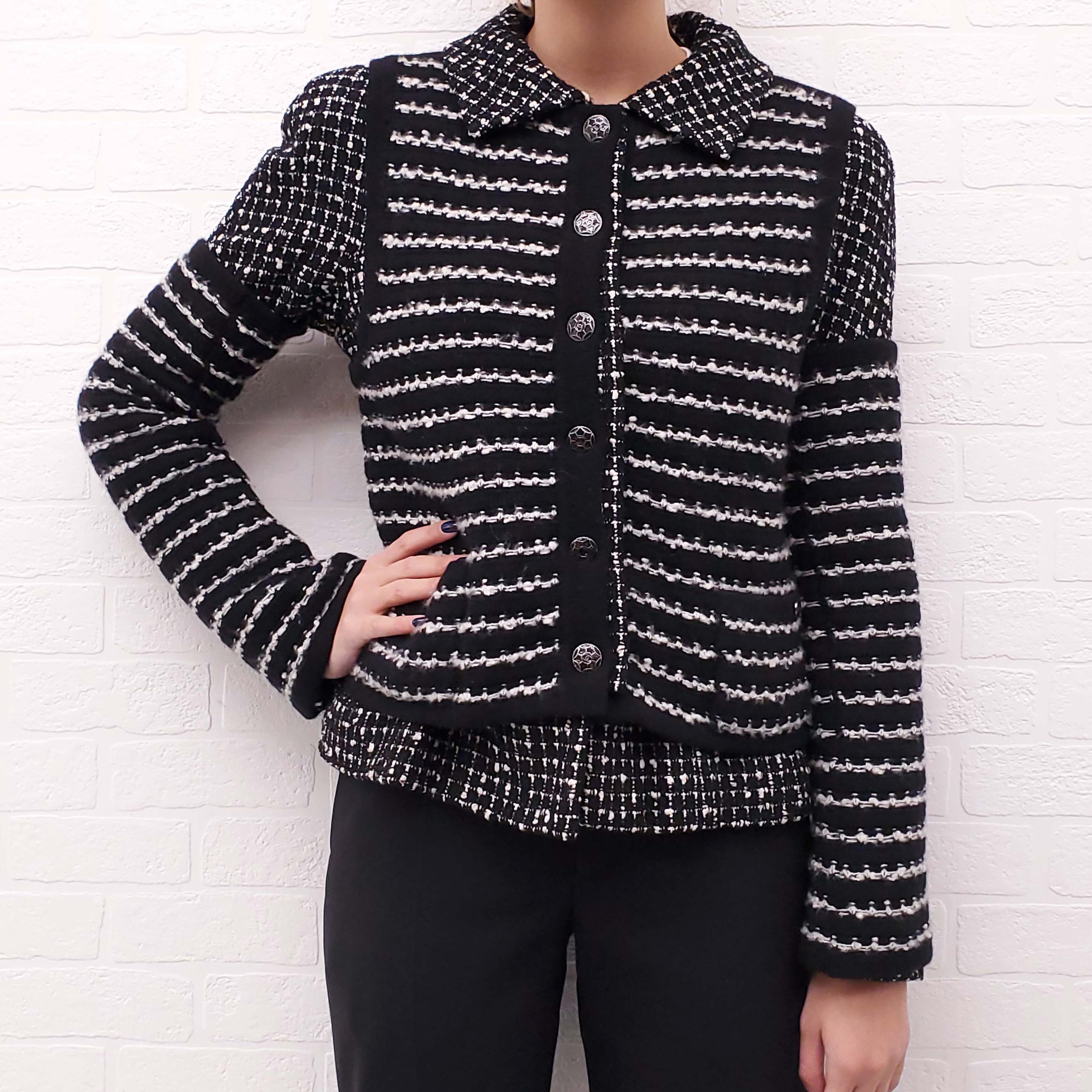 CHANEL 2010 BLACK AND WHITE TWEED JACKET WITH CASHMERE VEST AND SLEEVES - SIZE 42