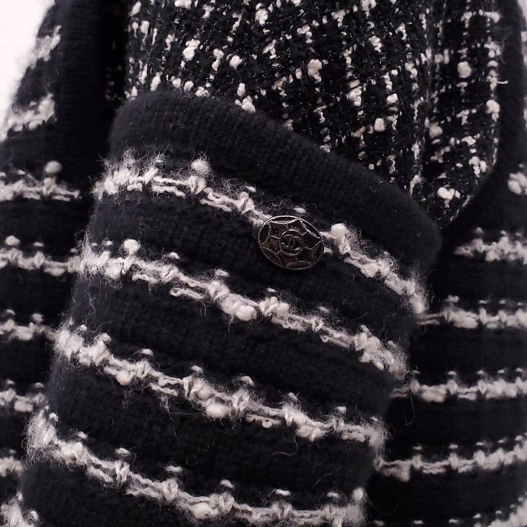 CHANEL 2010 BLACK AND WHITE TWEED JACKET WITH CASHMERE VEST AND SLEEVES - SIZE 42