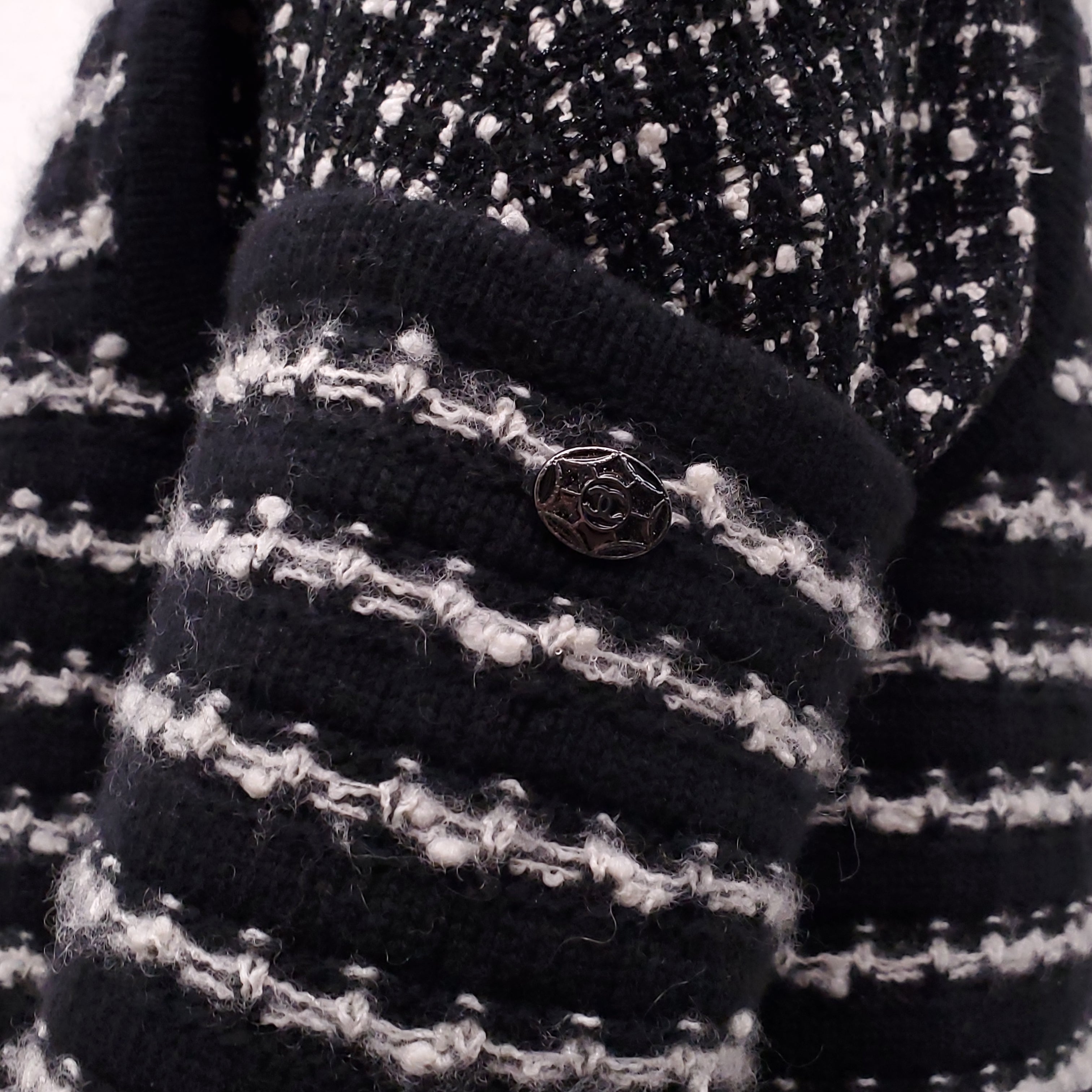 CHANEL 2010 BLACK AND WHITE TWEED JACKET WITH CASHMERE VEST AND SLEEVES - SIZE 42
