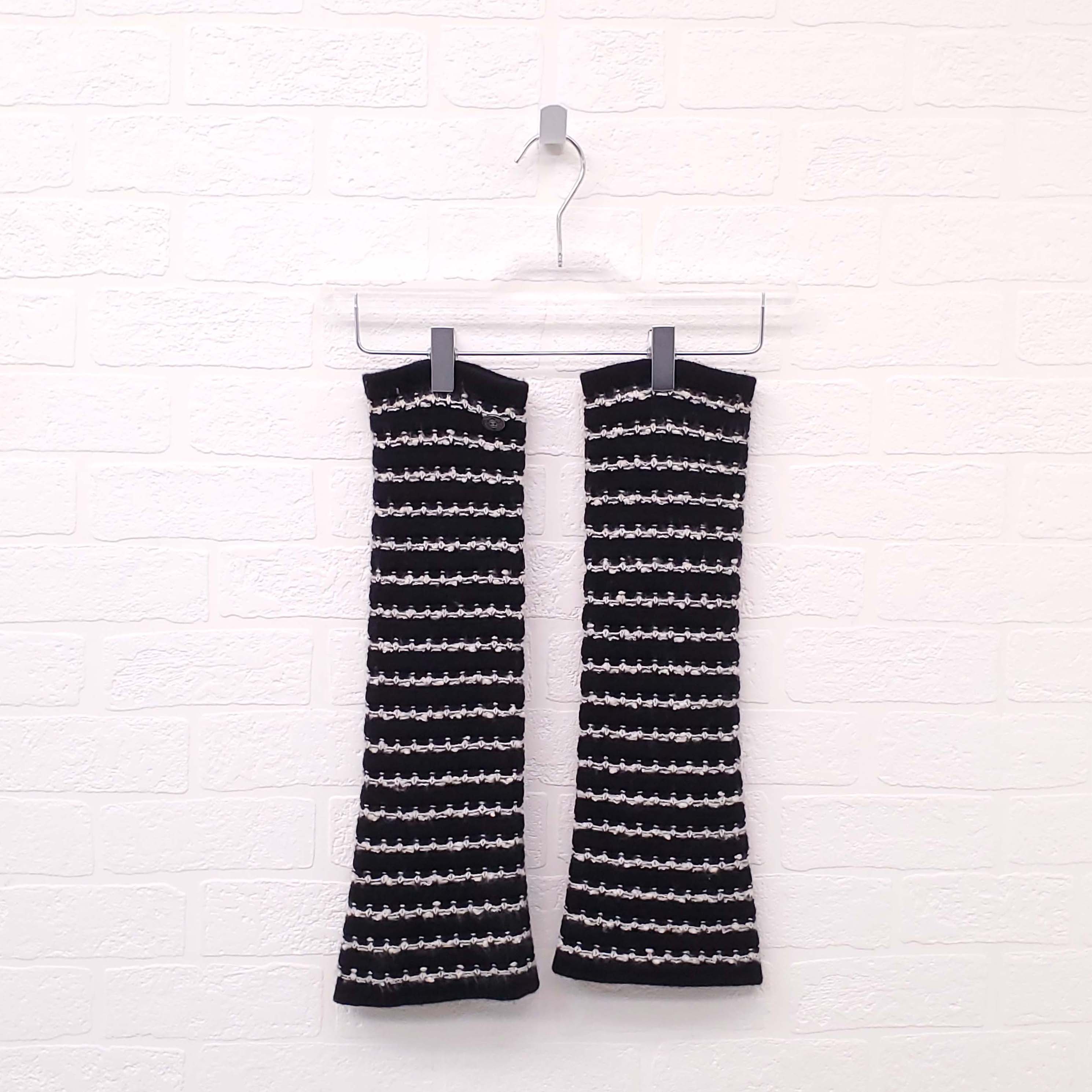 CHANEL 2010 BLACK AND WHITE TWEED JACKET WITH CASHMERE VEST AND SLEEVES - SIZE 42