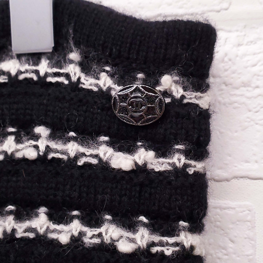 CHANEL 2010 BLACK AND WHITE TWEED JACKET WITH CASHMERE VEST AND SLEEVES - SIZE 42