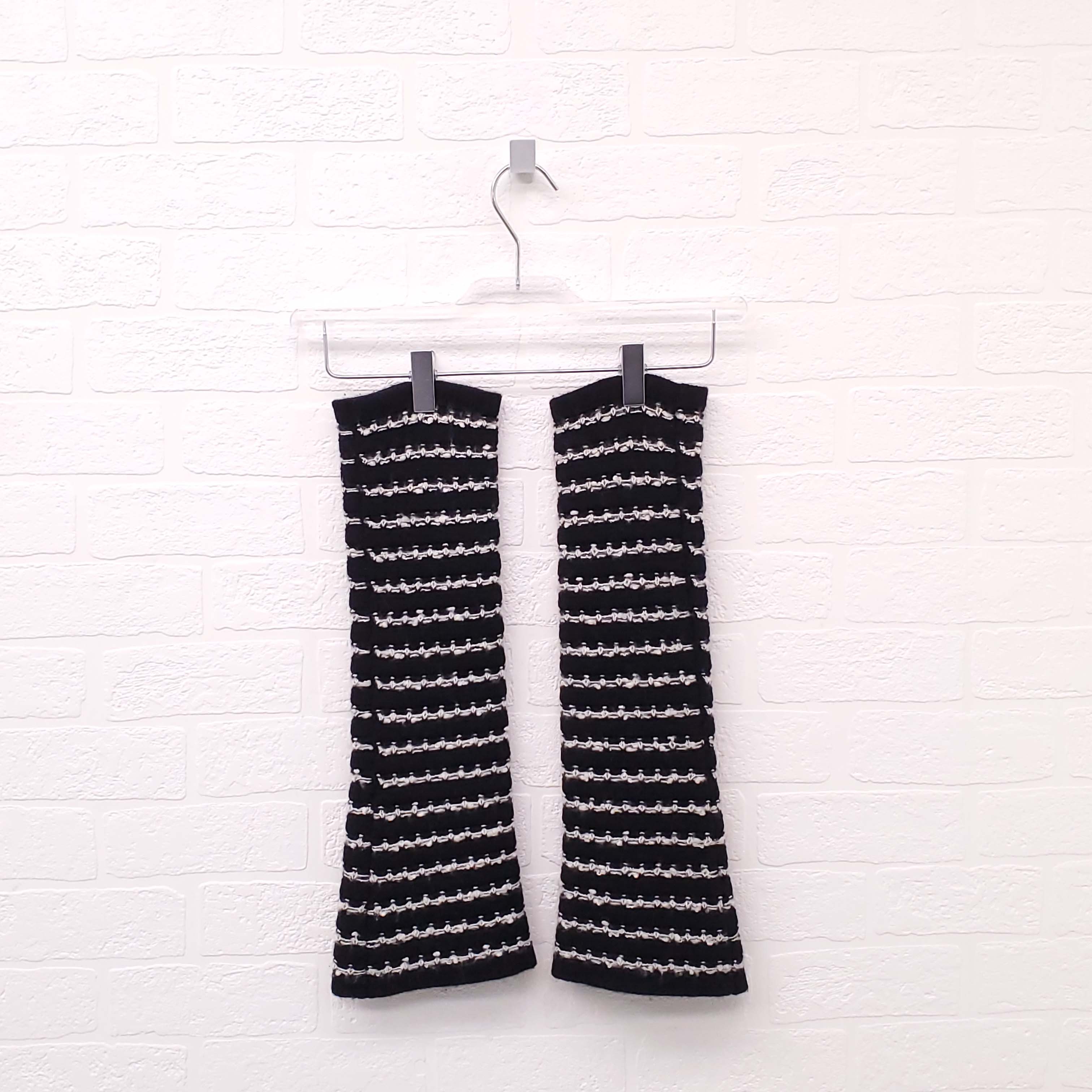 CHANEL 2010 BLACK AND WHITE TWEED JACKET WITH CASHMERE VEST AND SLEEVES - SIZE 42