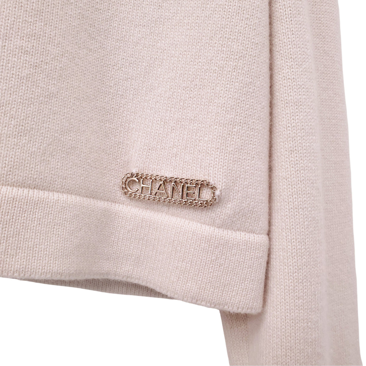 CHANEL 2020 CREAM CASHMERE SWEATER WITH GOLD CHAIN LINK DETAIL - SIZE 34