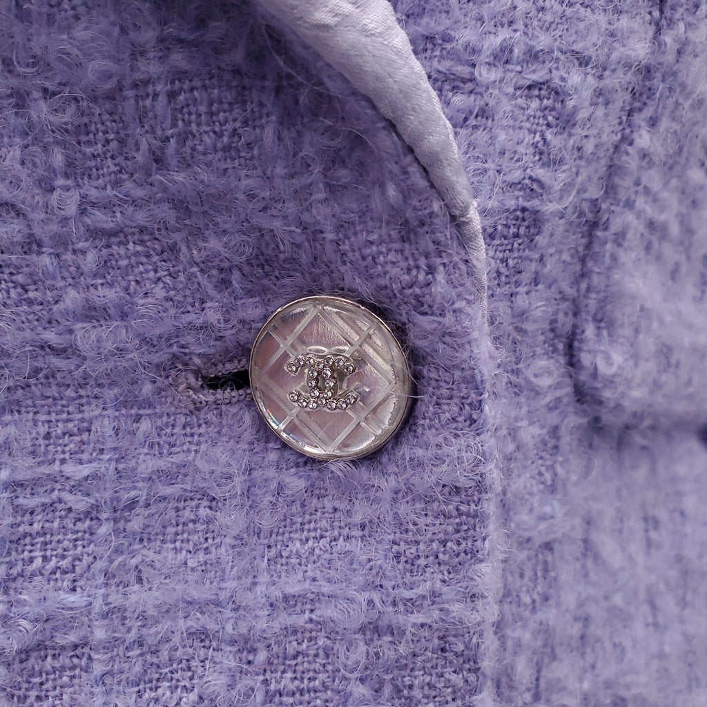 CHANEL 2021 LILAC TWEED BLAZER WITH CRYSTAL BUTTONS AND LOGO LAPEL - SIZE 36