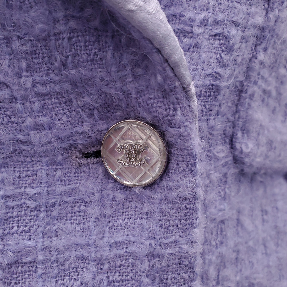 CHANEL 2021 LILAC TWEED BLAZER WITH CRYSTAL BUTTONS AND LOGO LAPEL - SIZE 36
