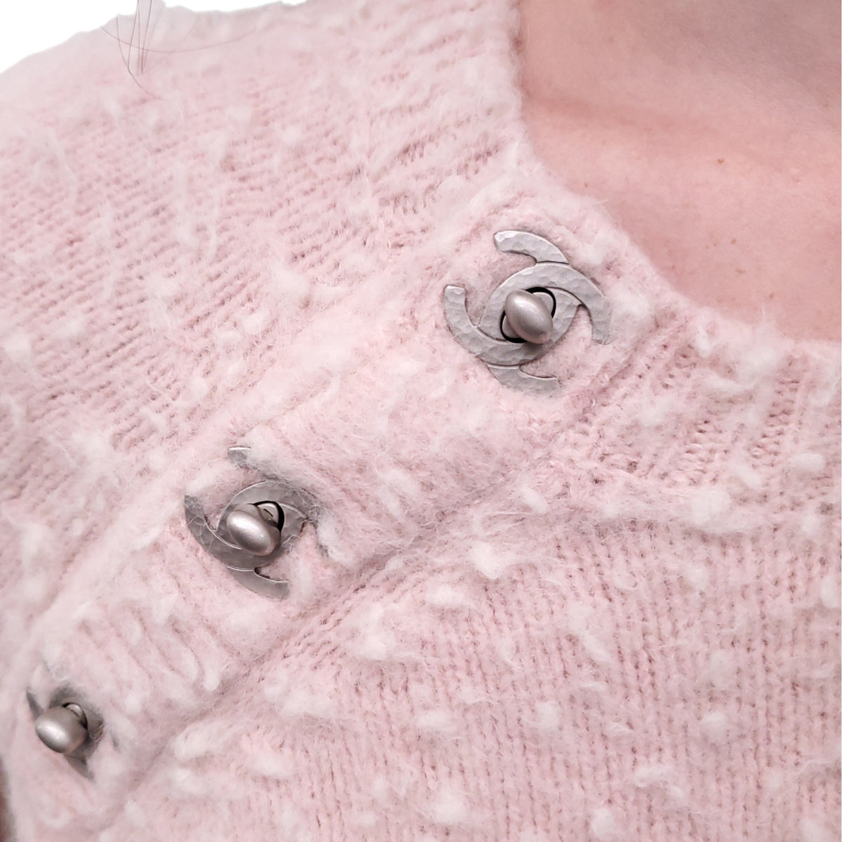 CHANEL 2021 TWO-PIECE PINK KNIT SET WITH SILVER CC LOGO DETAILS - SIZE 34