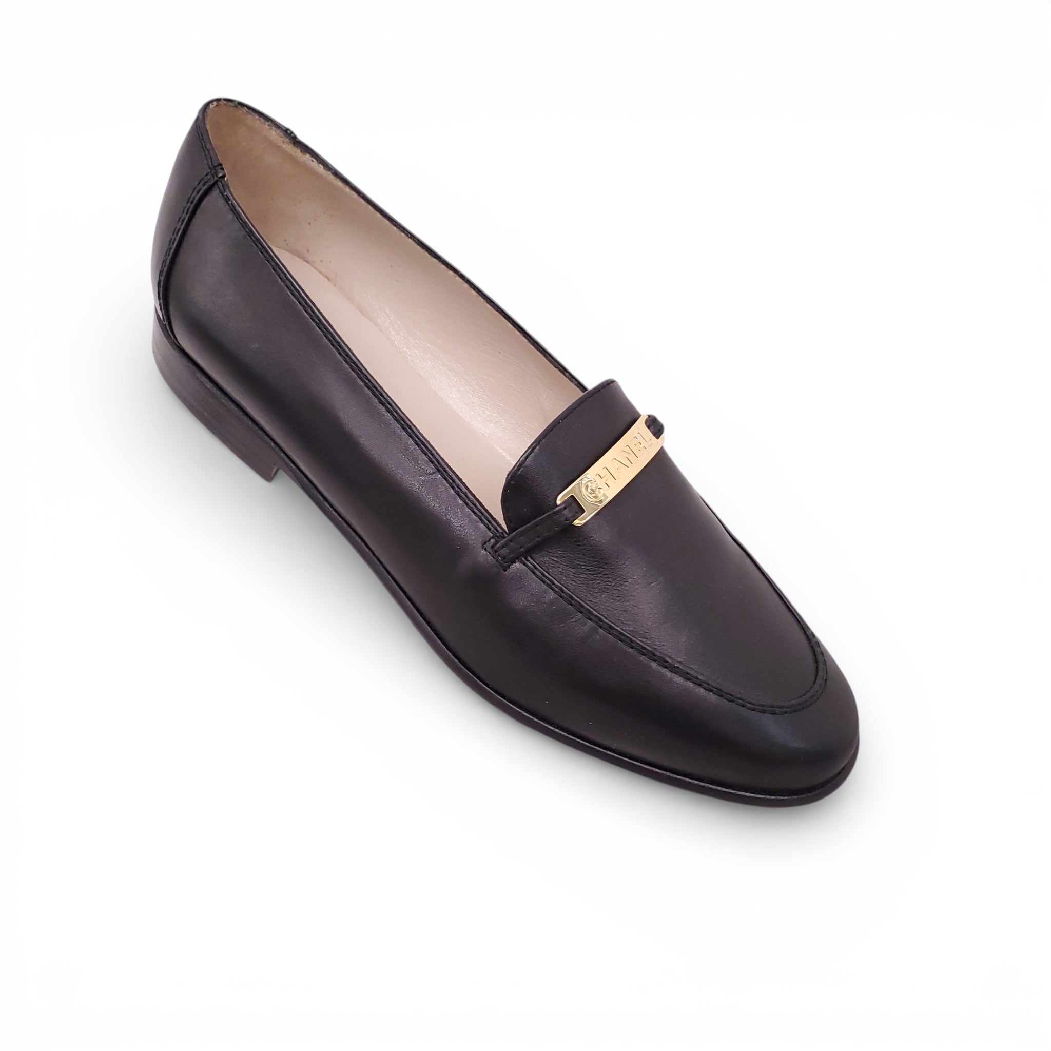 CHANEL BLACK LEATHER LOAFERS WITH GOLD LOGO DETAIL - SIZE 38.5
