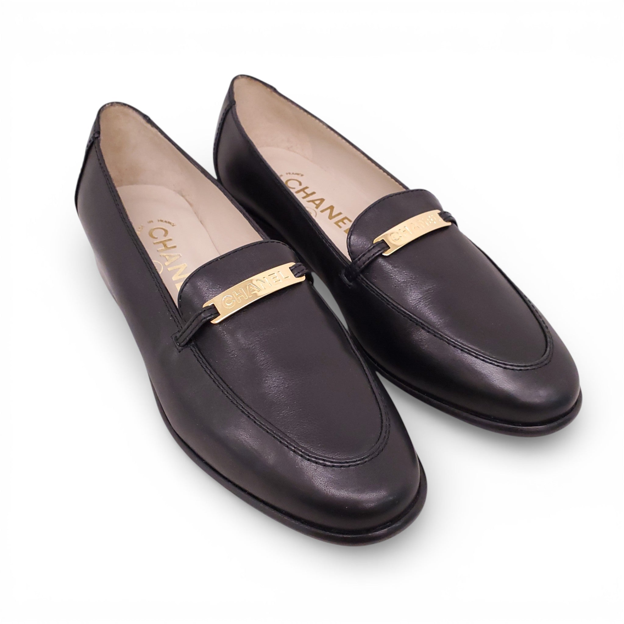 CHANEL BLACK LEATHER LOAFERS WITH GOLD LOGO DETAIL - SIZE 38.5