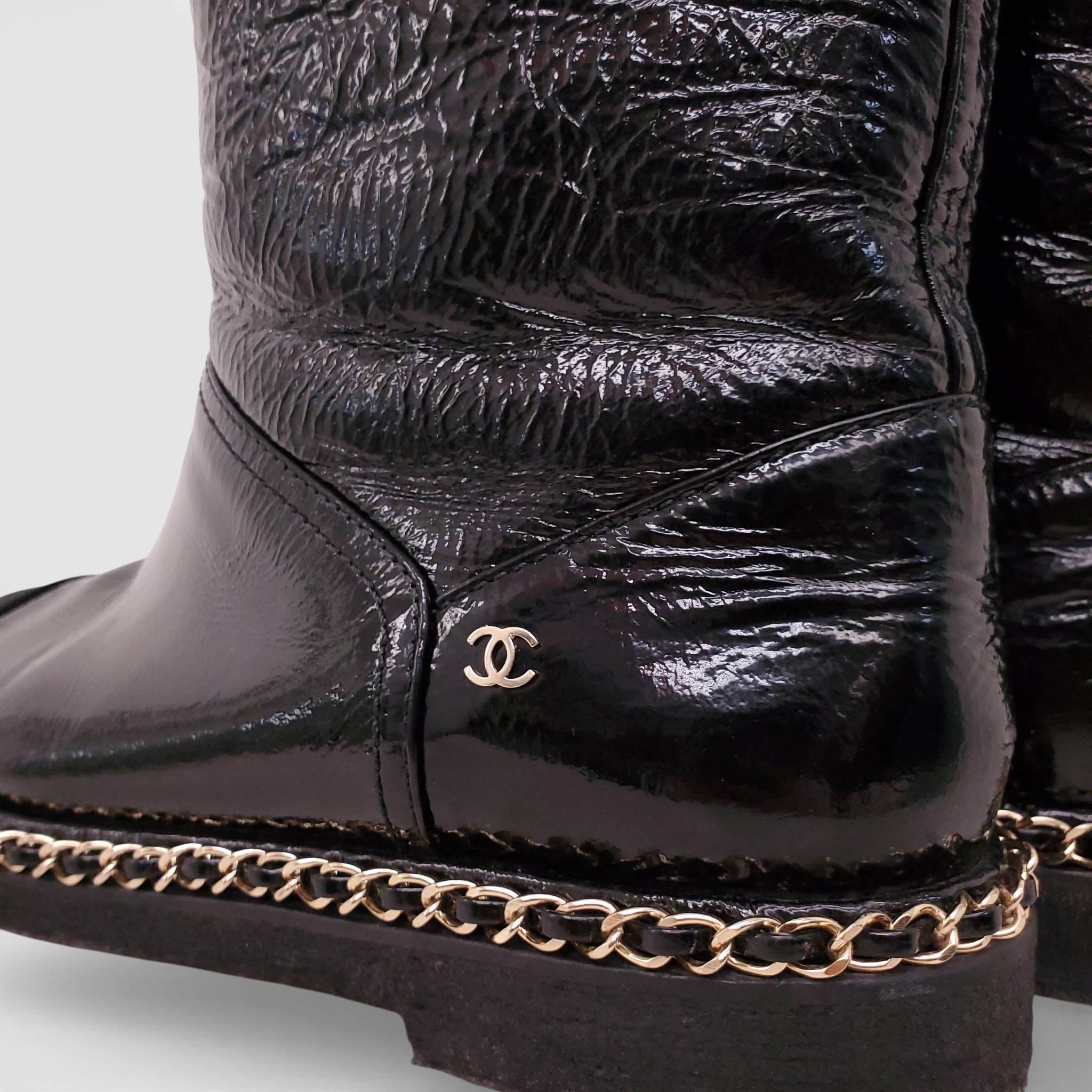 CHANEL BLACK PATENT CAP TOE BOOTS WITH CHAIN AND SHEARLING DETAIL - SIZE 40