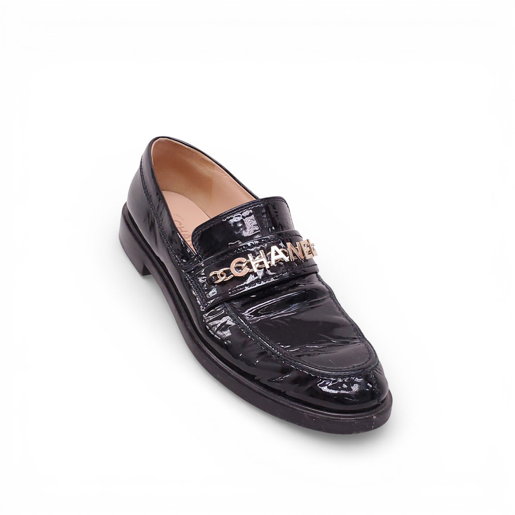 CHANEL BLACK PATENT CHAIN LOGO LOAFERS - SIZE 40C