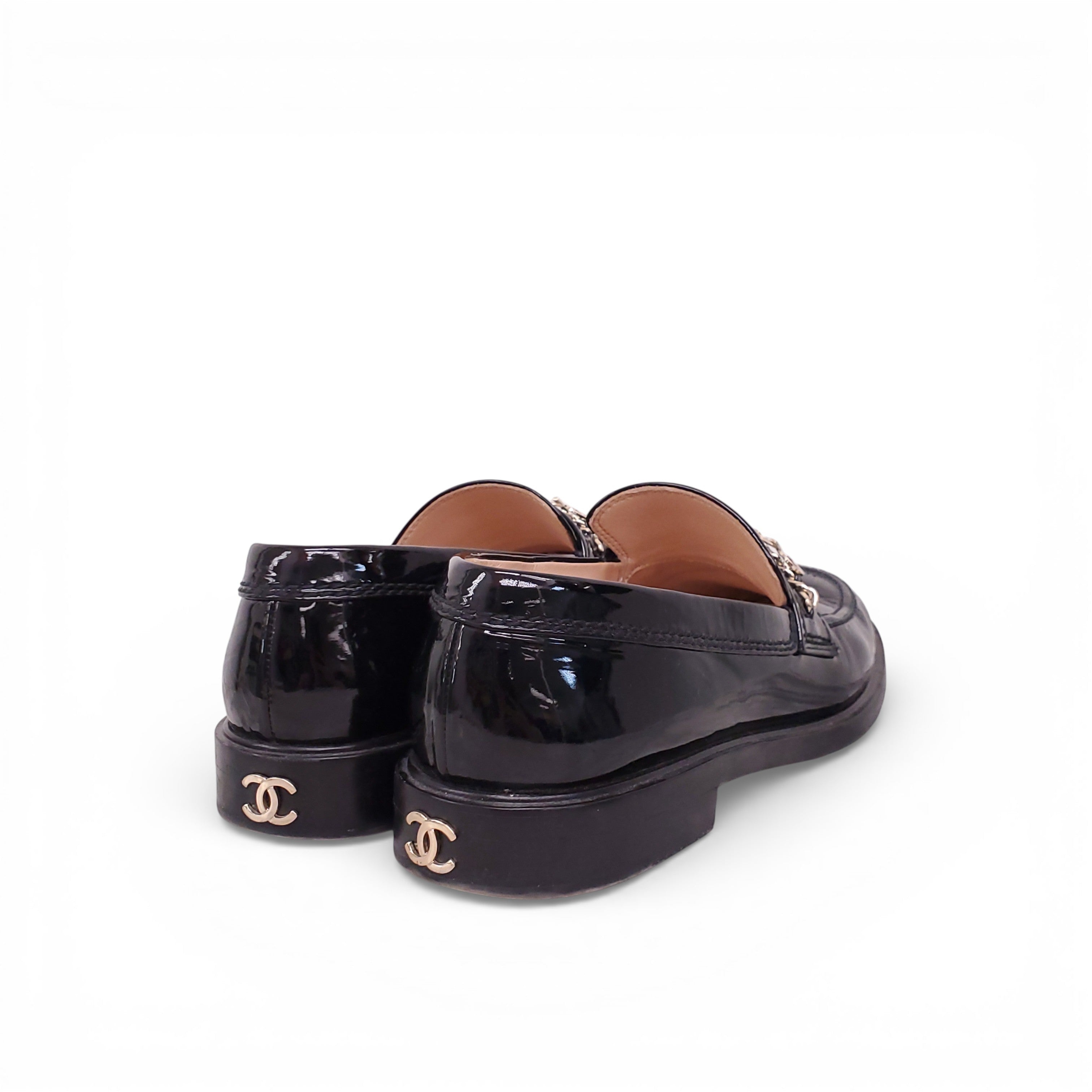CHANEL BLACK PATENT CHAIN LOGO LOAFERS - SIZE 40C