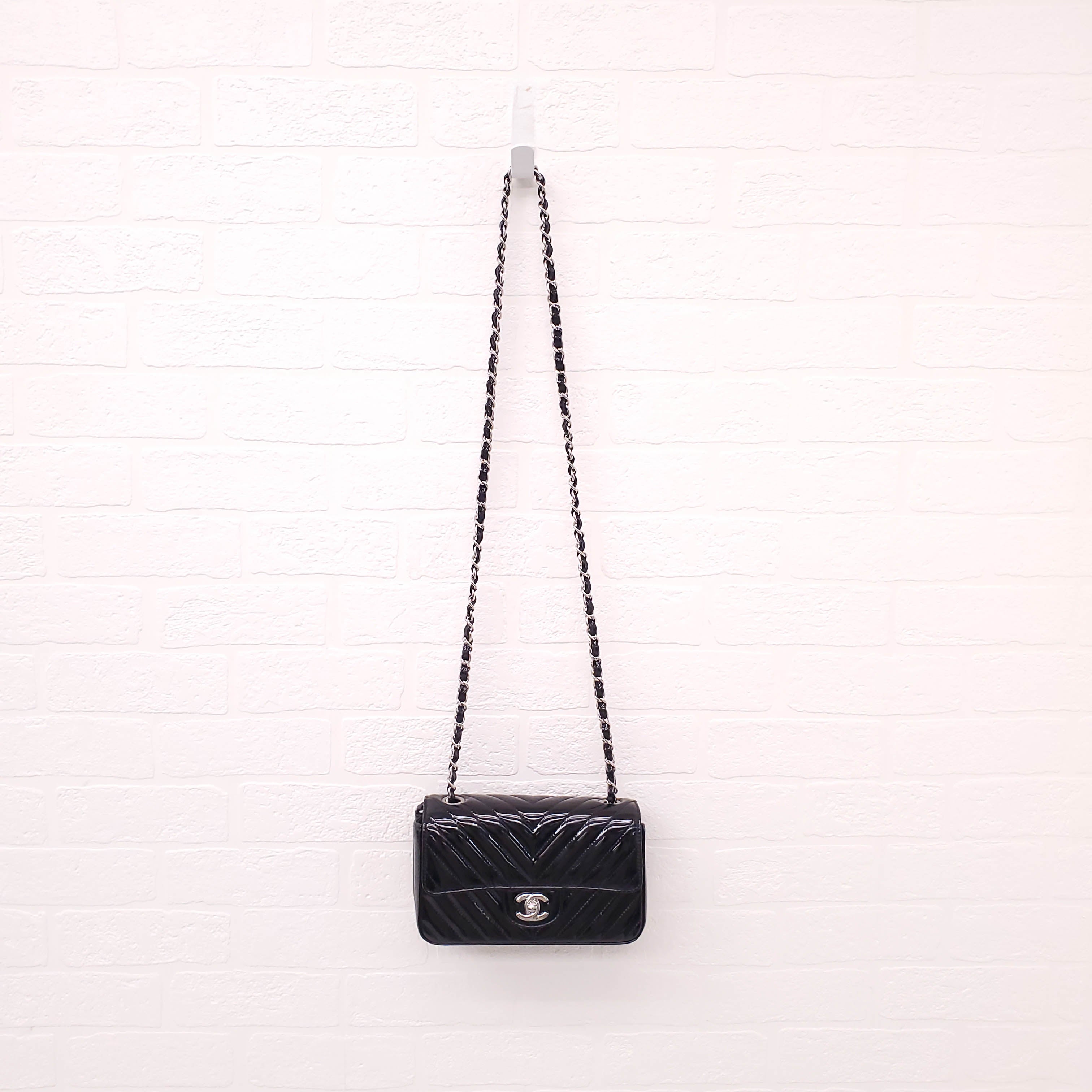 CHANEL BLACK PATENT CHEVRON PATENT FLAP BAG