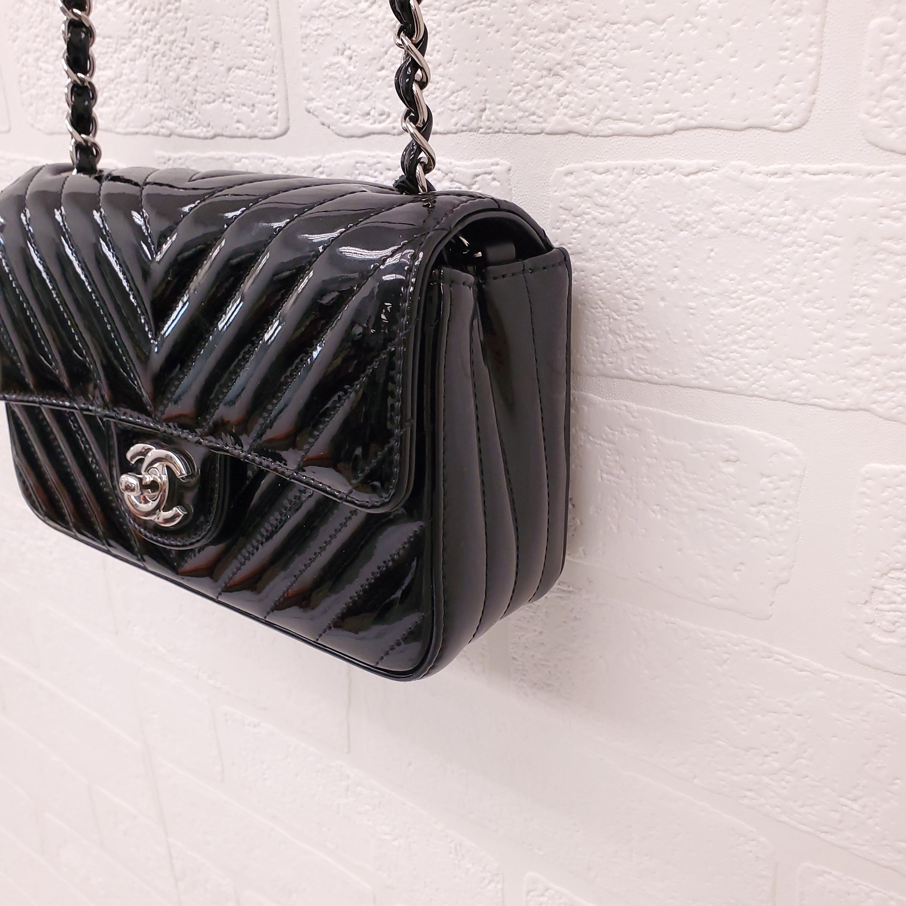 CHANEL BLACK PATENT CHEVRON PATENT FLAP BAG