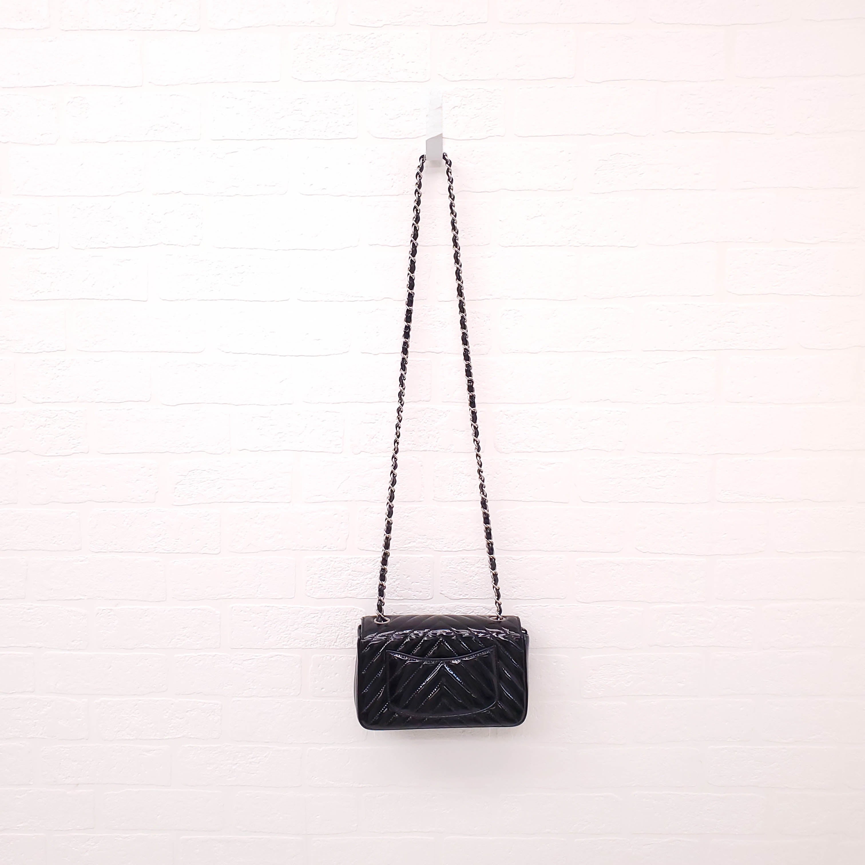 CHANEL BLACK PATENT CHEVRON PATENT FLAP BAG