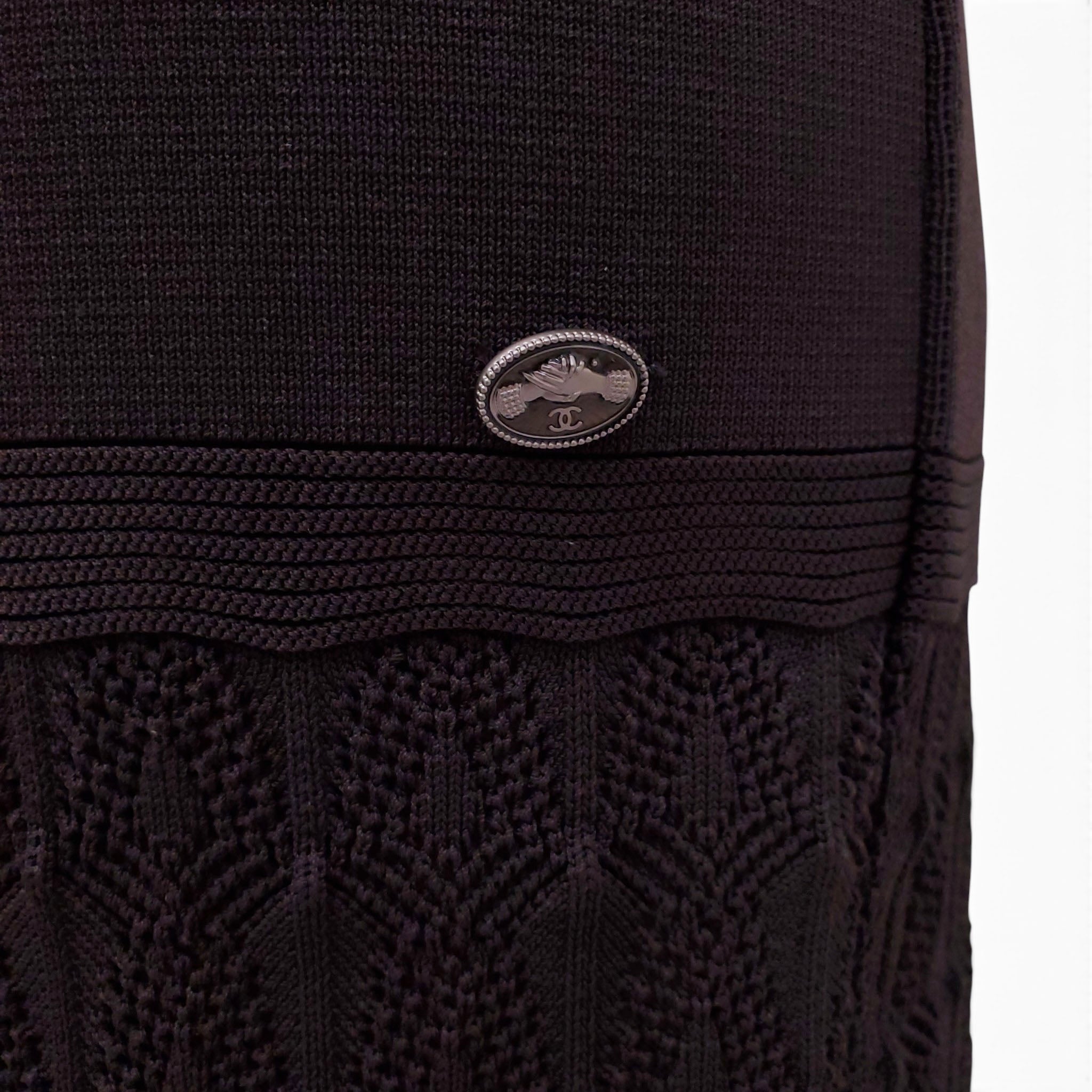 CHANEL BROWN KNIT DRESS WITH LOGO DETAIL - SIZE 38