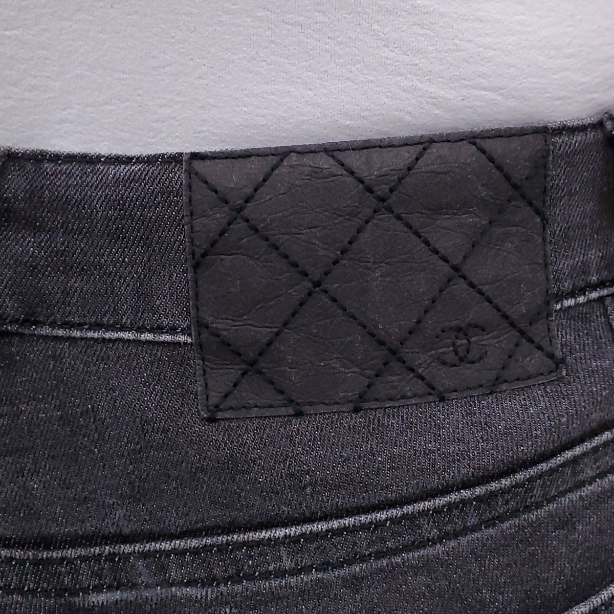 CHANEL CC GREY LOGO JEANS - SIZE 34