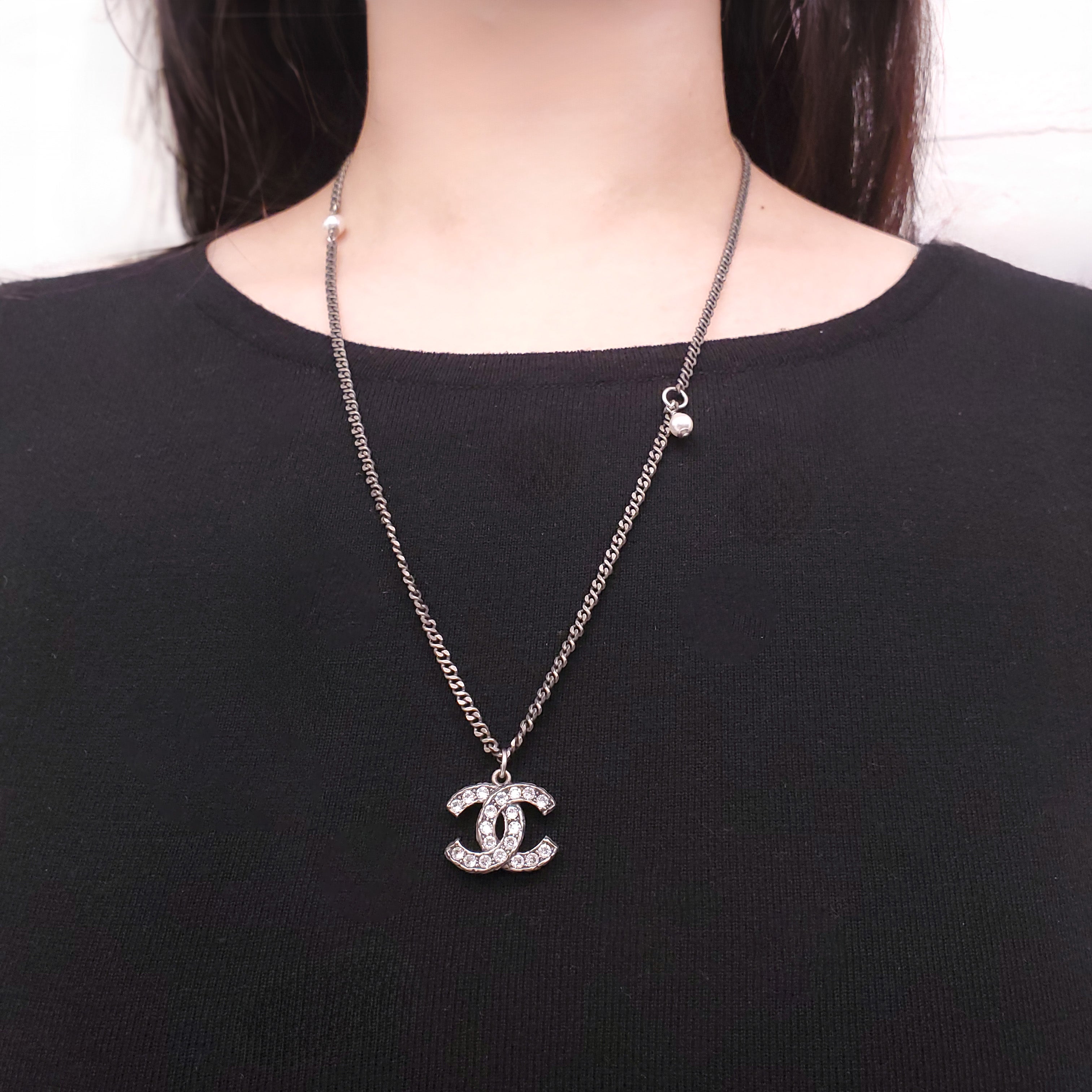 CHANEL CHROME CRYSTAL AND PEARL LOGO ADJUSTABLE NECKLACE