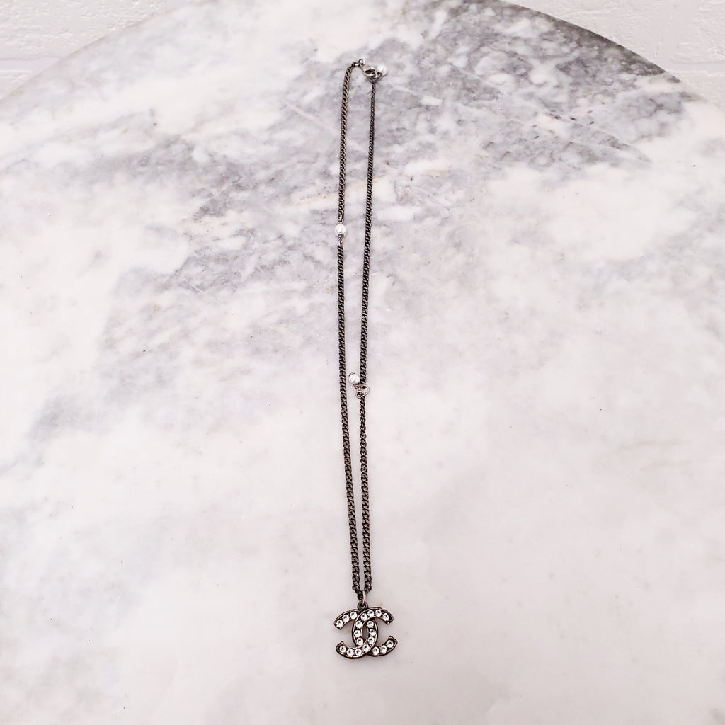 CHANEL CHROME CRYSTAL AND PEARL LOGO ADJUSTABLE NECKLACE
